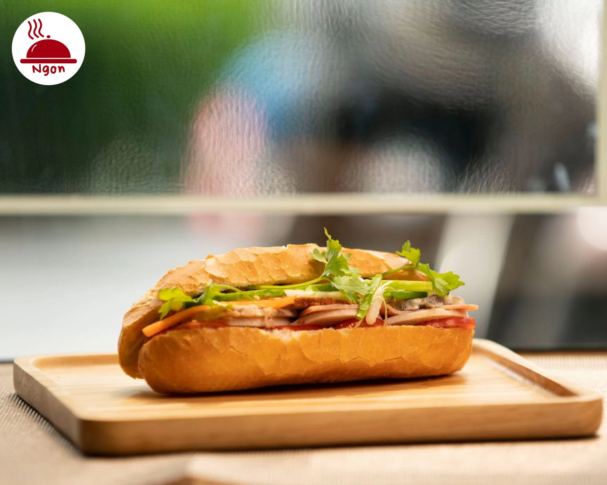 Ổ bánh mì đặc trưng của thương hiệu Bánh Mì 362, nhân có thịt, patê và rau sống được kẹp gọn gàng
