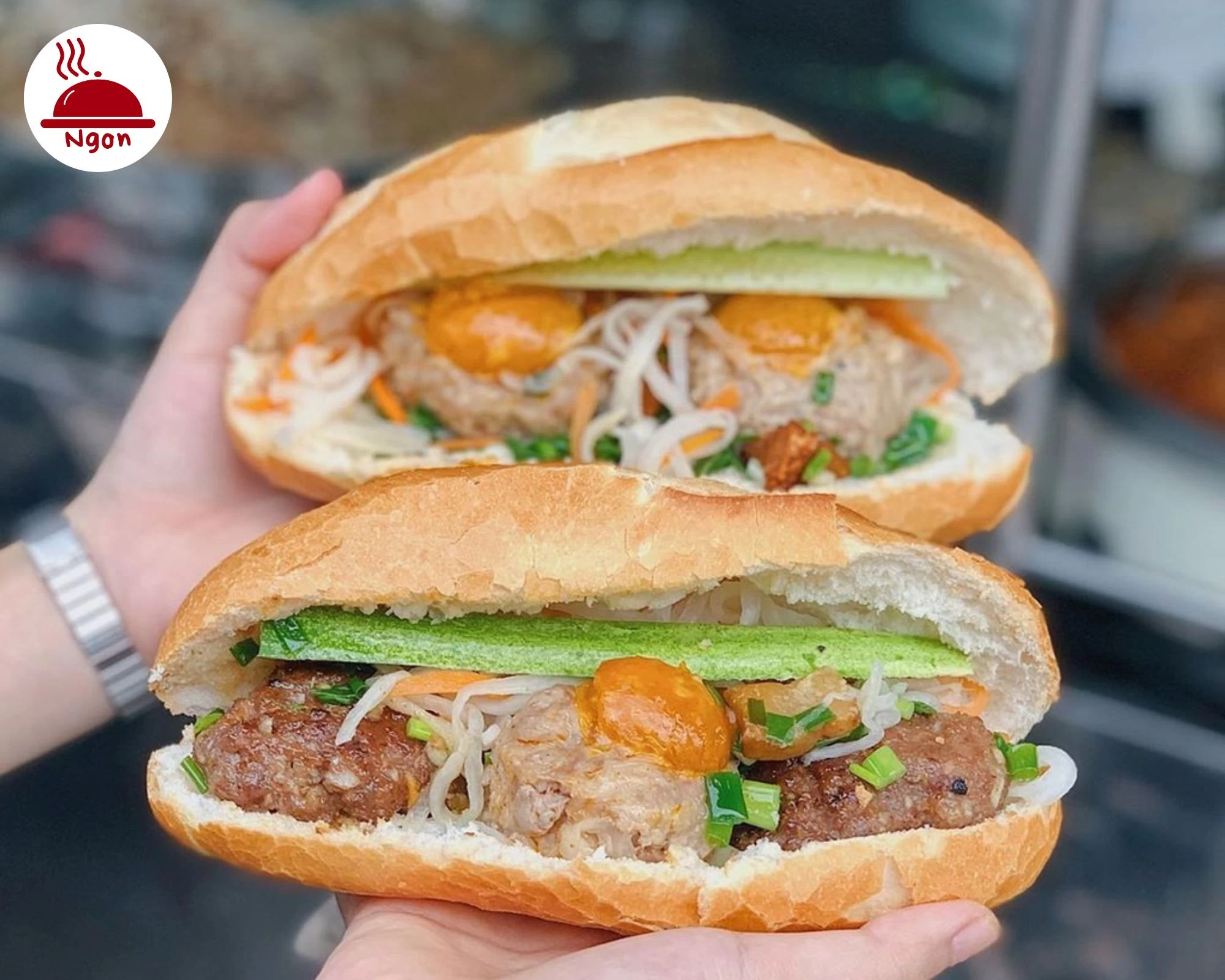 Ổ bánh mì với nhân xíu mại, có cả trứng cút và rau, đại diện cho món Bánh Mì Xíu Mại Dì Liên đặc trưng