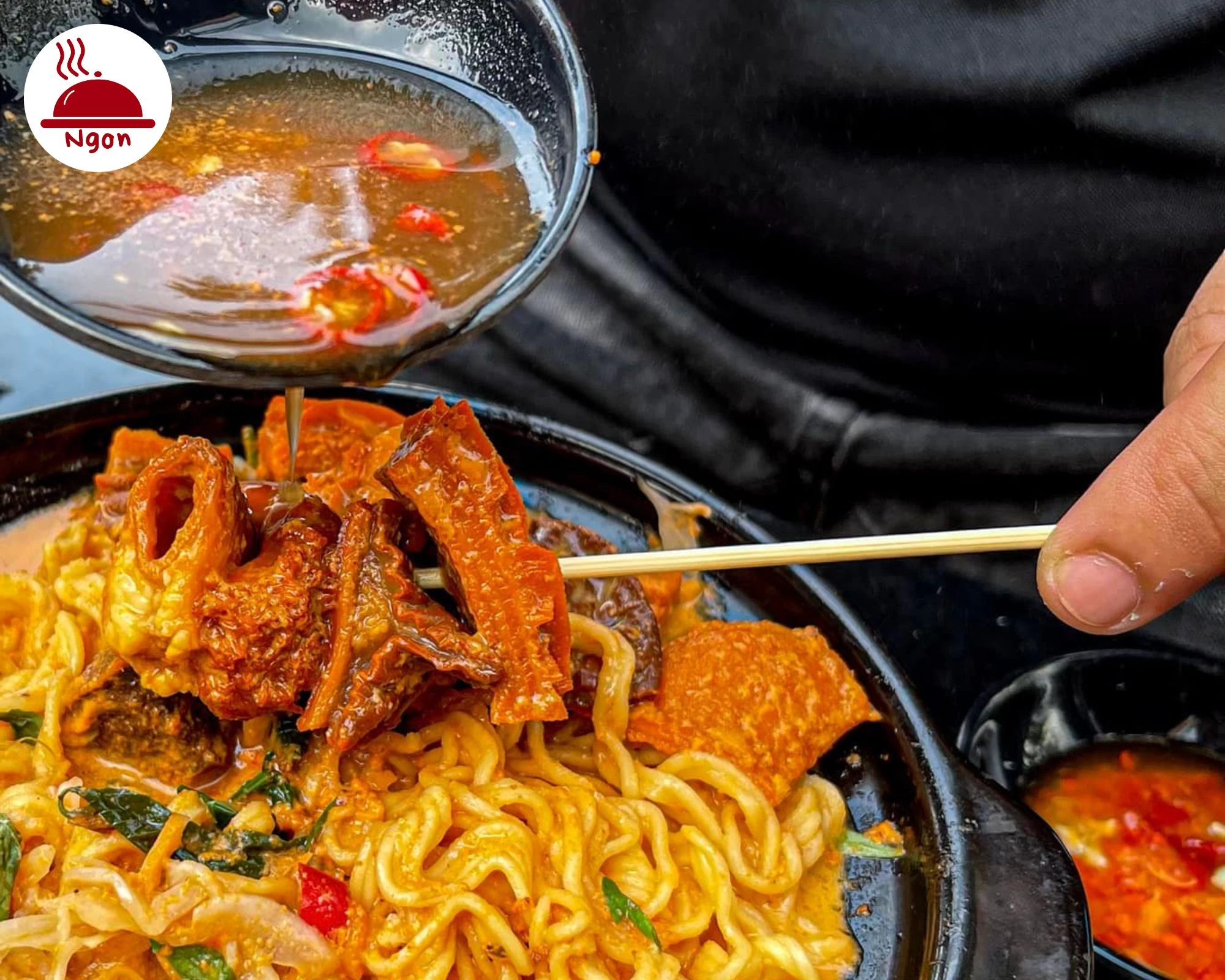 Phá lấu Sài Gòn đúng điệu phải có ở Ngọc Thắm. Tô mì phá lấu chảo đầy ụ, lòng bò mềm, dai, ăn kèm nước chấm chua cay, cay tê đầu lưỡi