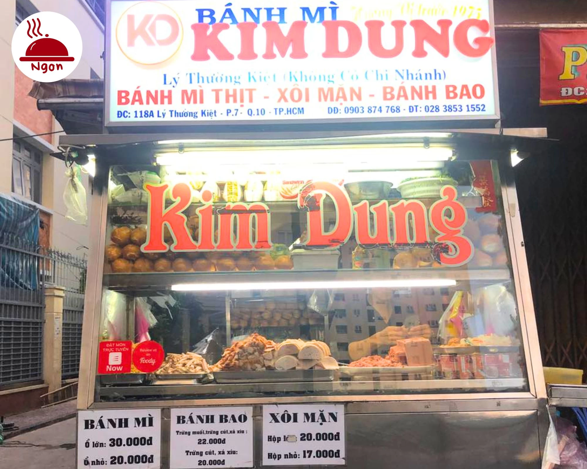 Quầy Bánh Mì Kim Dung nổi tiếng, thể hiện sự đa dạng và chất lượng của các loại nhân như thịt, chả, trứng, báo hiệu một ổ bánh mì đậm đà