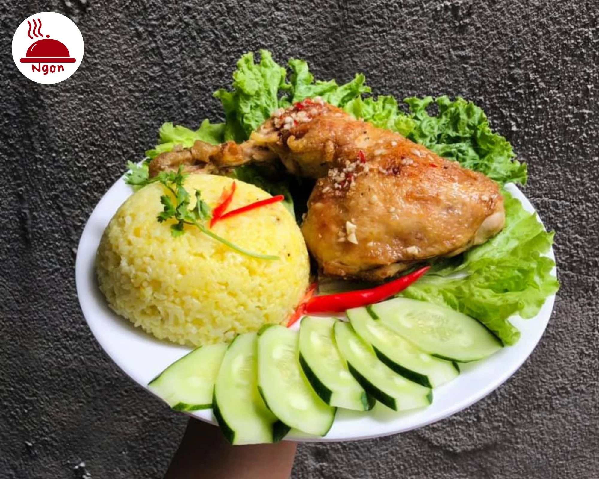 Thưởng thức cơm gà xối mỡ tại Ánh Vy, món ăn đầy đủ dinh dưỡng, kèm rau sống và dưa leo tươi