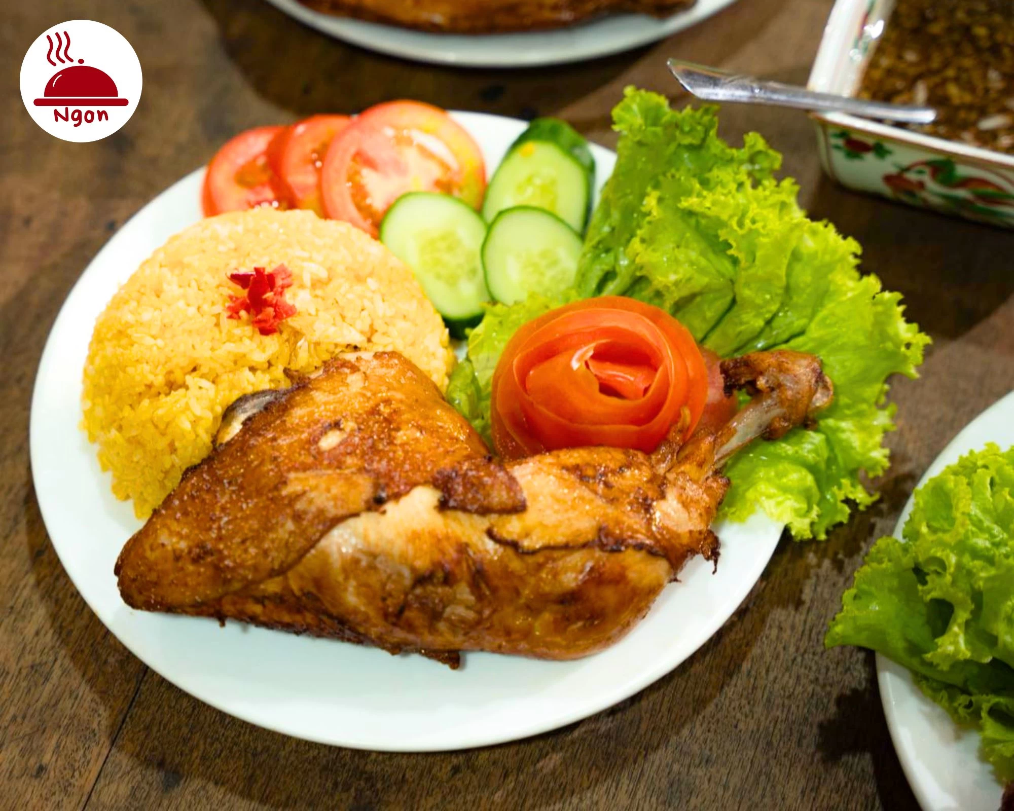 Thưởng thức món cơm gà xối mỡ đặc trưng tại Quán 007, với miếng gà béo ngậy và cơm chiên hấp dẫn