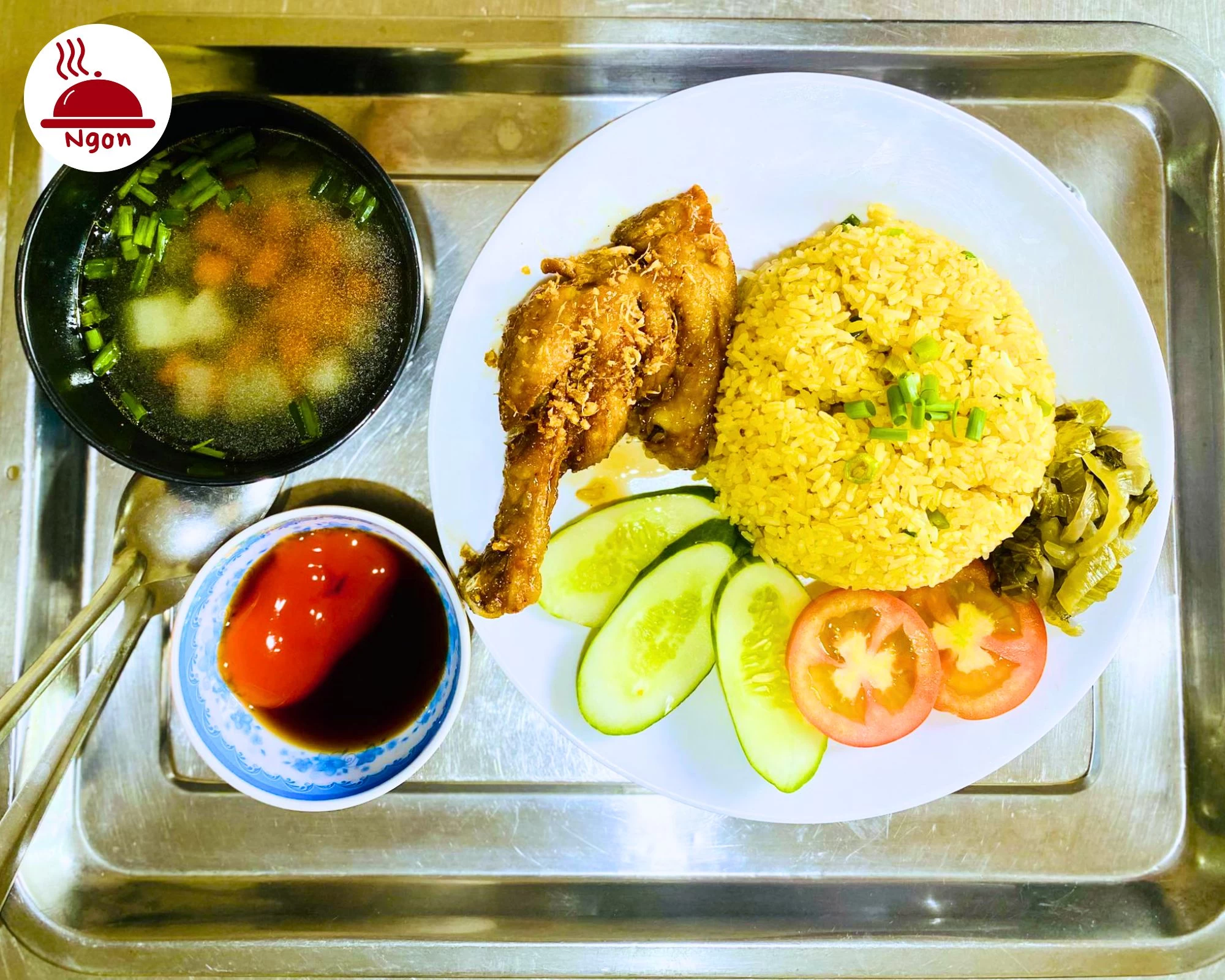 Tiệm cơm gà xối mỡ Tư Kiều_ Đĩa cơm gà xối mỡ với cơm vàng, gà chiên giòn, dưa leo và canh nóng