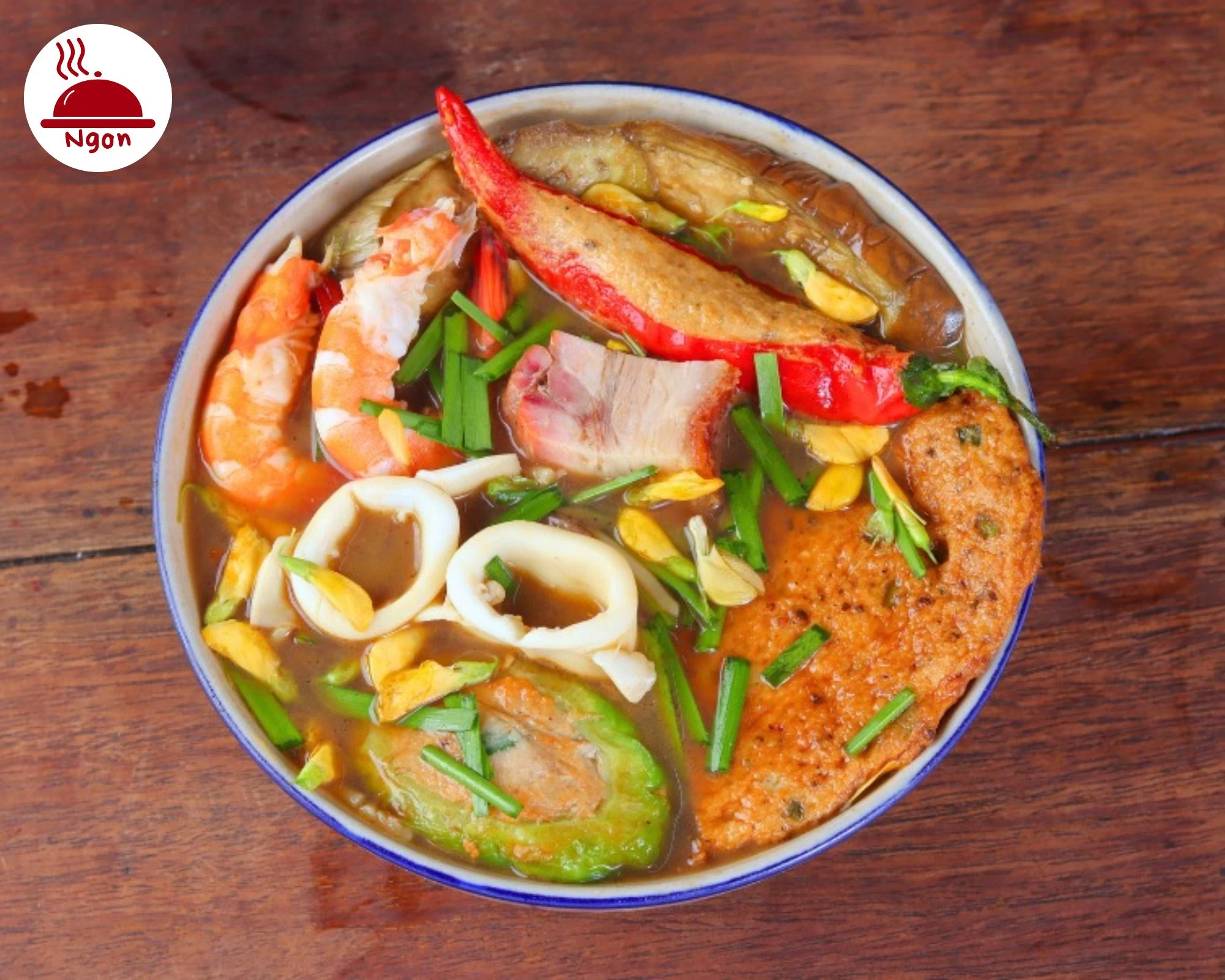 Tô Bún mắm Sài Gòn đậm vị với nhiều topping tươi ngon_ tôm, mực, thịt heo quay và rau củ, khác biệt hoàn toàn