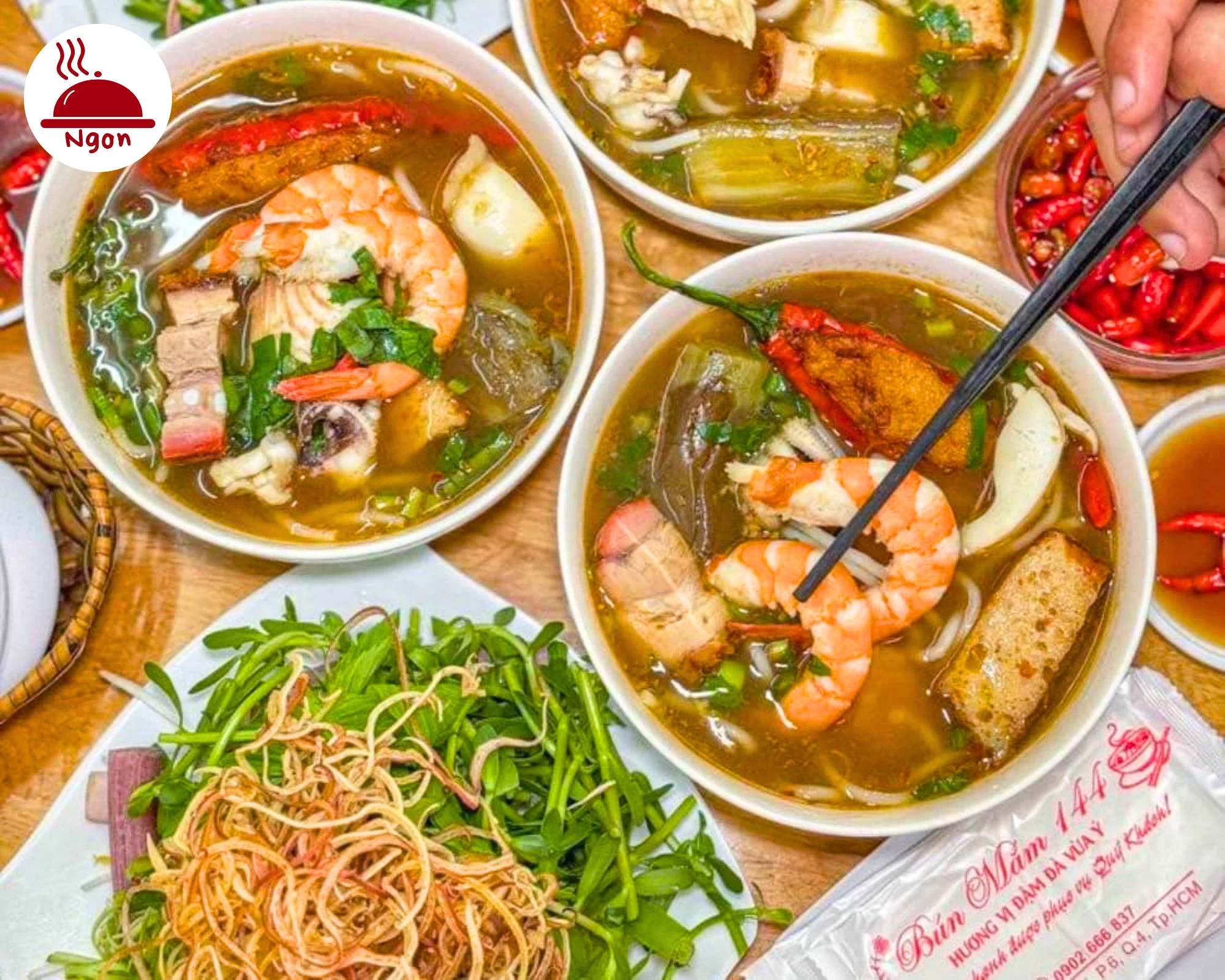 Tô bún mắm 144 hấp dẫn với tôm, thịt và chả, món ăn đặc trưng của bún mắm Sài Gòn