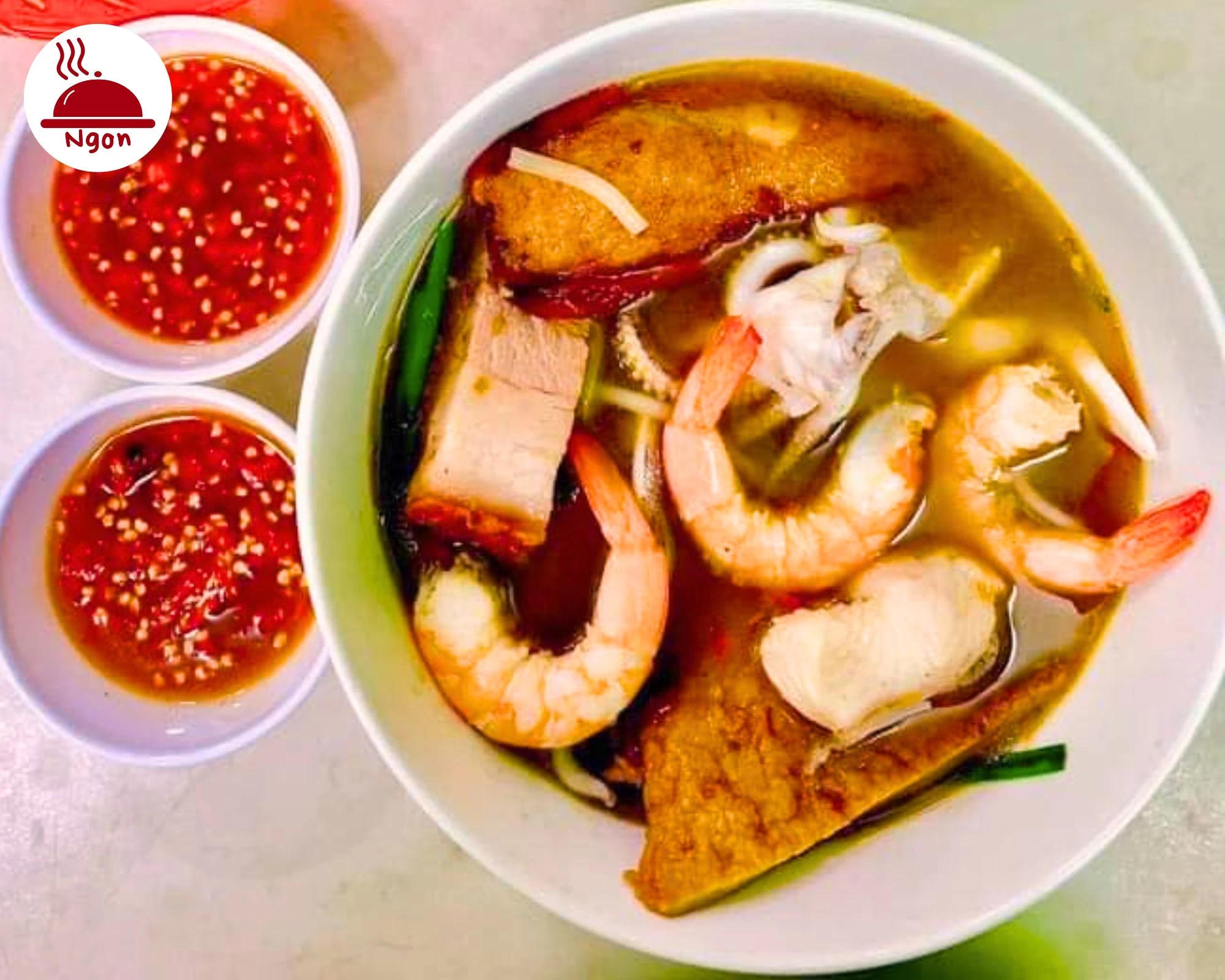 Tô bún mắm Sài Gòn Cô Ba hấp dẫn với tôm tươi, thịt quay giòn và mực, món ăn đậm đà hương vị miền Tây