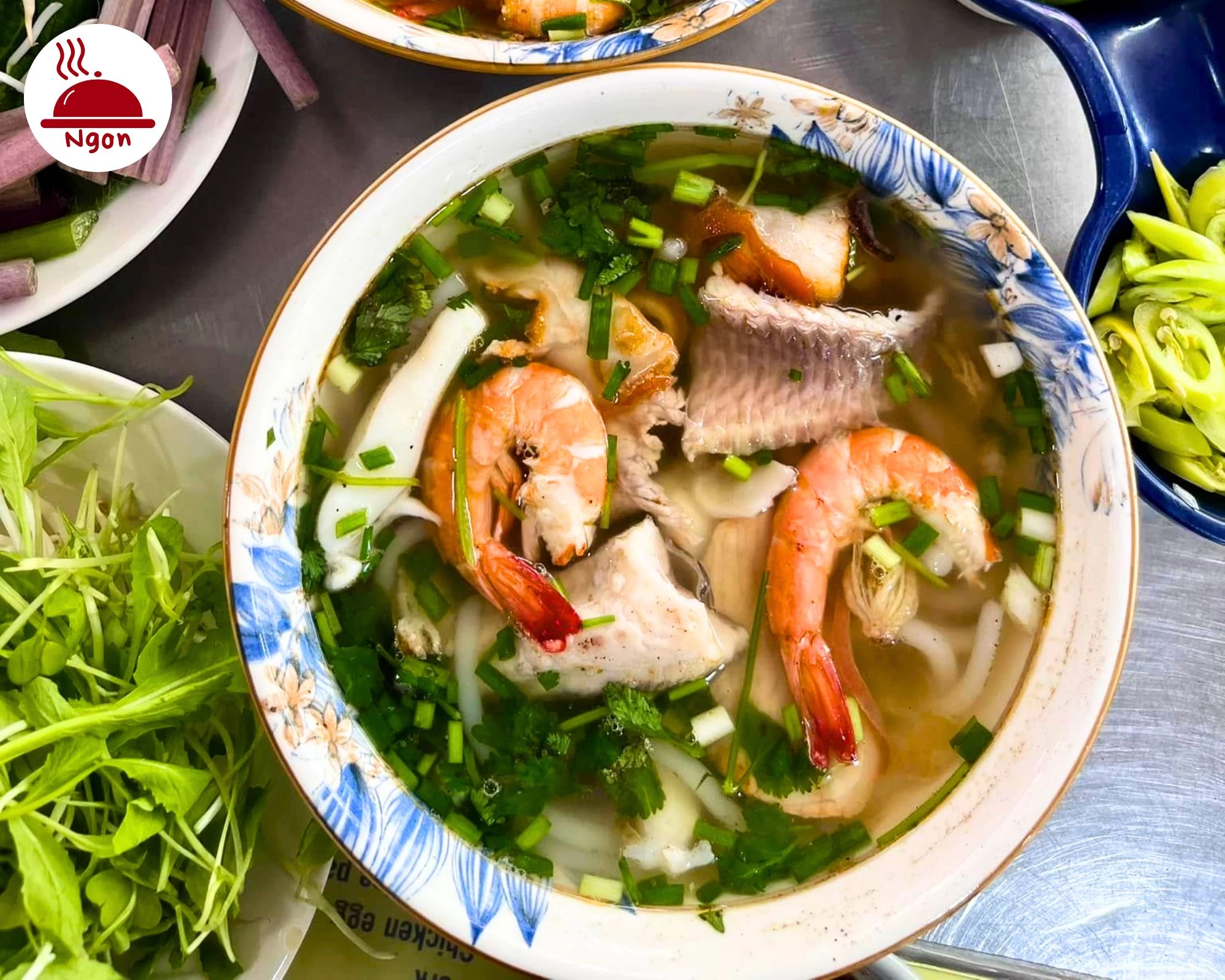Tô bún mắm Sài Gòn Cô Bông hấp dẫn với tôm tươi, thịt heo quay và cá, món ăn đặc trưng