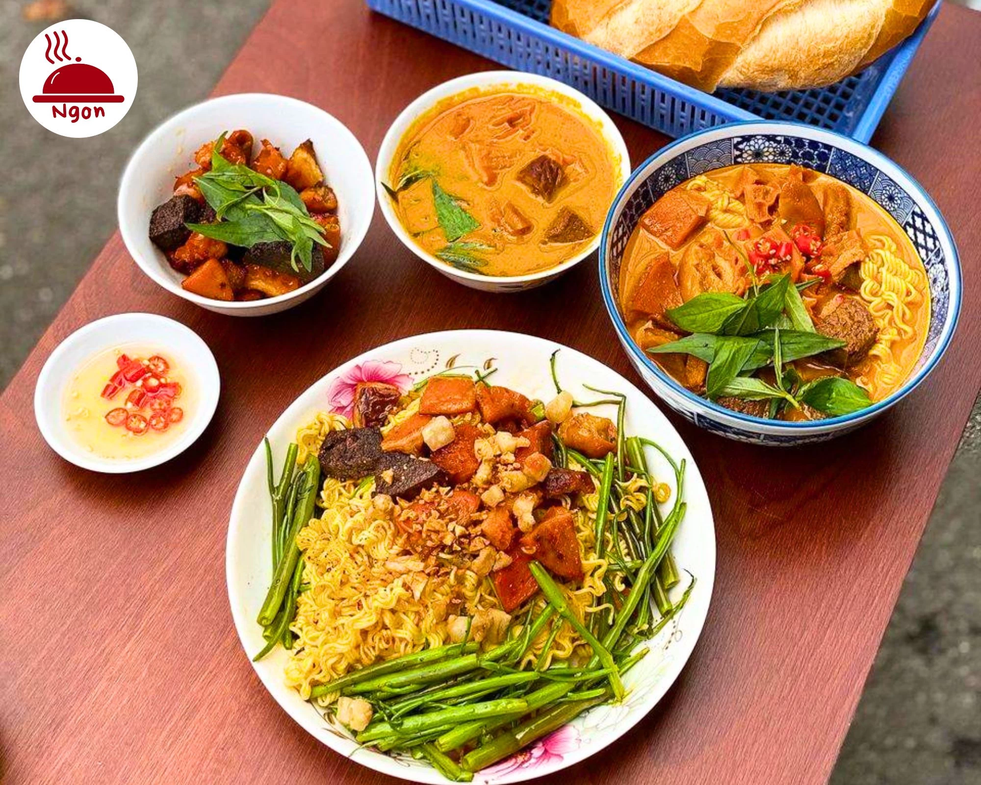 Trọn bộ combo phá lấu Sài Gòn tại Phá Lấu Ngọc. Nồi phá lấu nước, chén phá lấu khô và cả bánh mì, đảm bảo no căng bụng