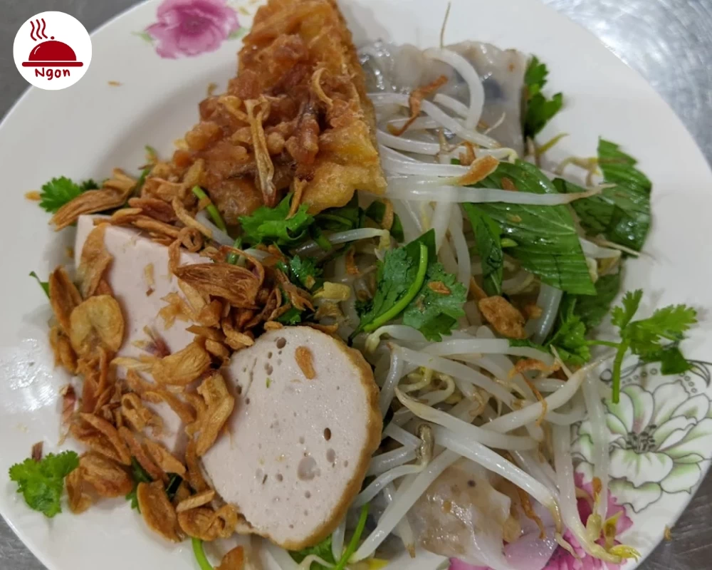 Món bánh cuốn nóng của quán Bánh Cuốn Minh Tú