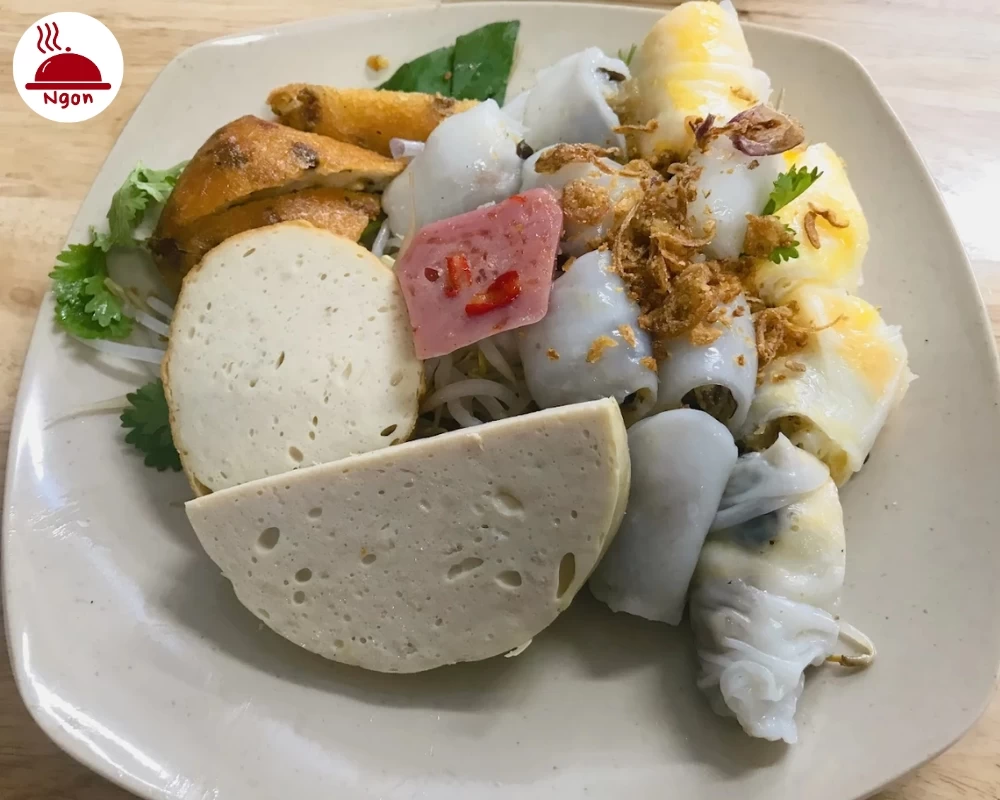 Món bánh cuốn nóng của quán Bánh Cuốn Nóng Dĩnh Râu
