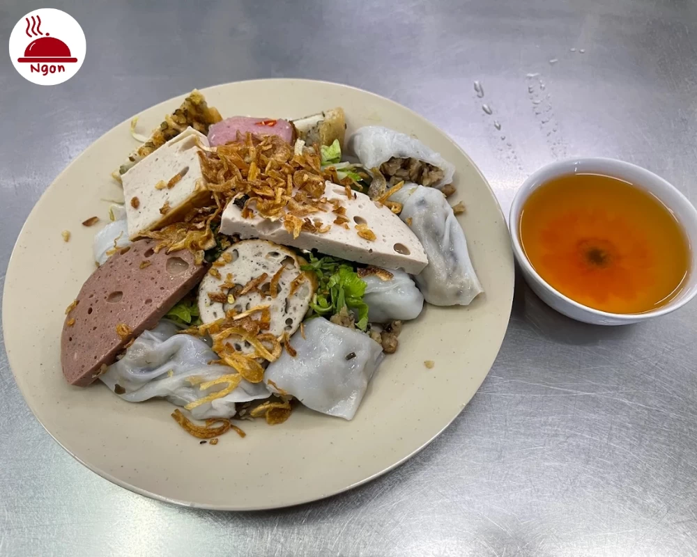 Món bánh cuốn nóng của quán Bánh Cuốn Ý Thiên