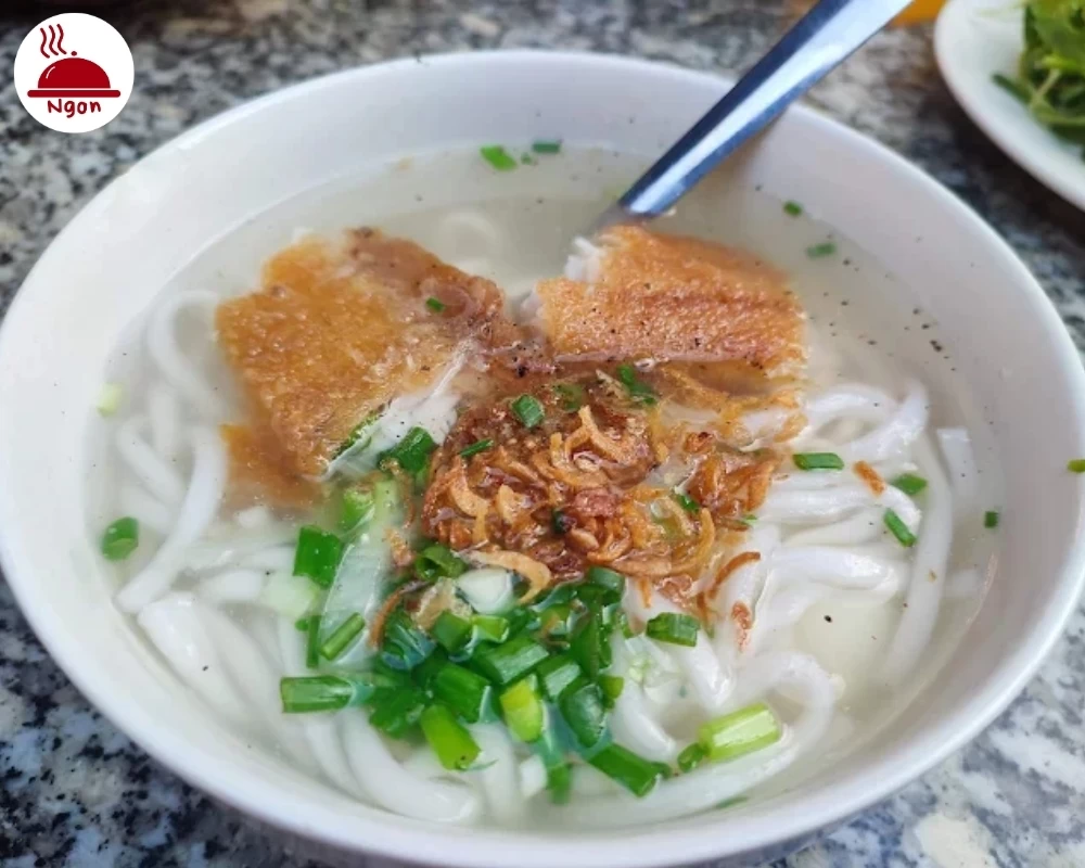 Tô bánh canh cá lóc của quán bánh canh cá lóc Em Tôi
