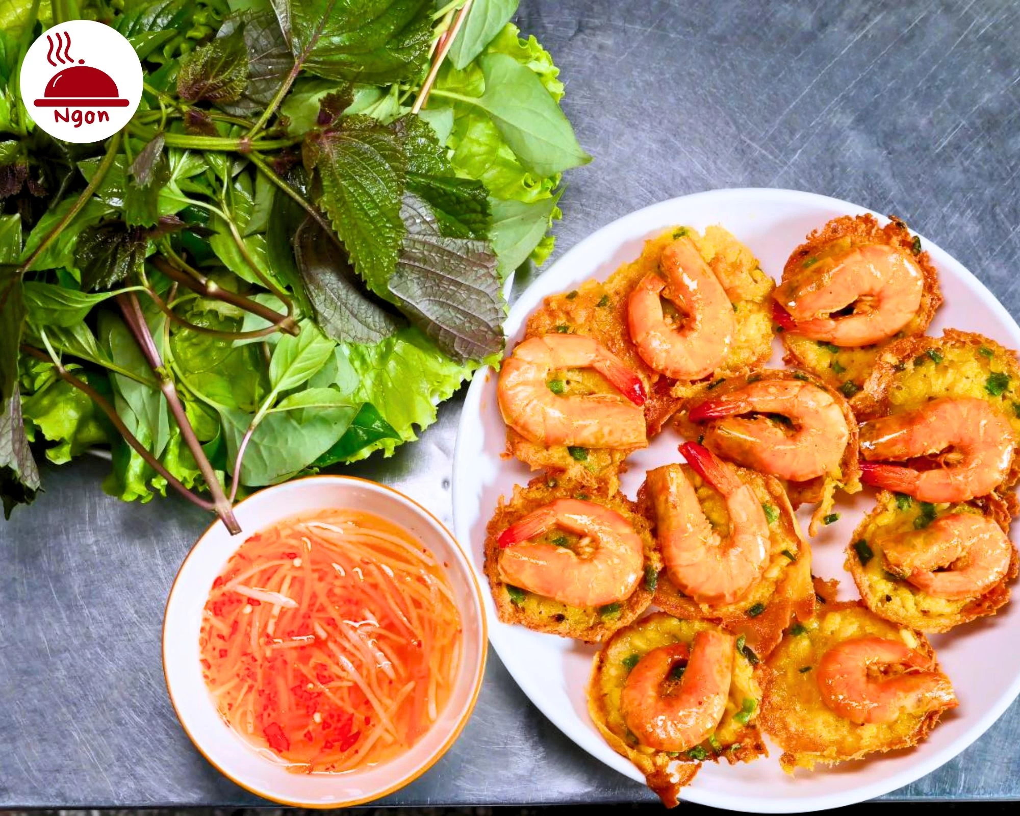 Bánh khọt tôm hoàn hảo được trình bày, sẵn sàng thưởng thức với nước mắm và rau sống