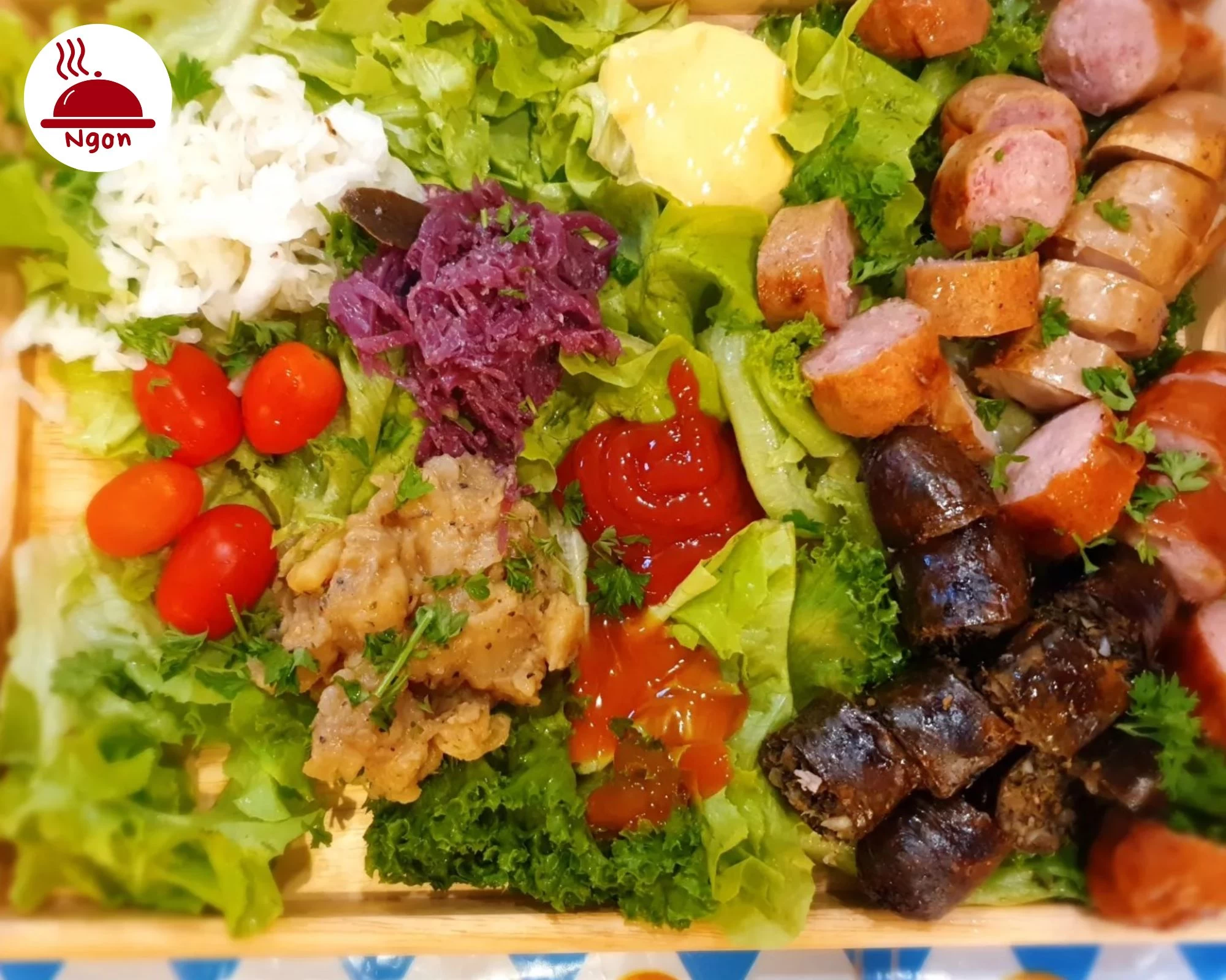 Đĩa xúc xích và salad kiểu Đức truyền thống tại Die Leckerei