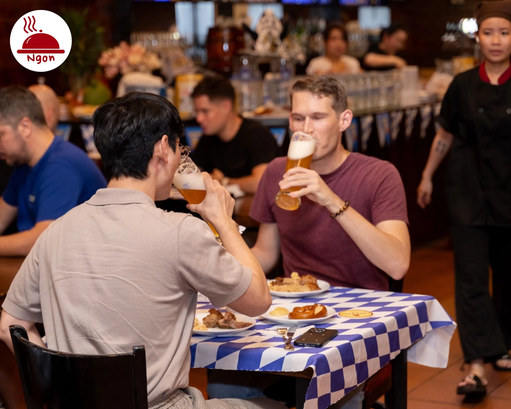 Không gian Nhà hàng Đức Sài Gòn Parkhaus với bàn ăn phong cách Bavaria