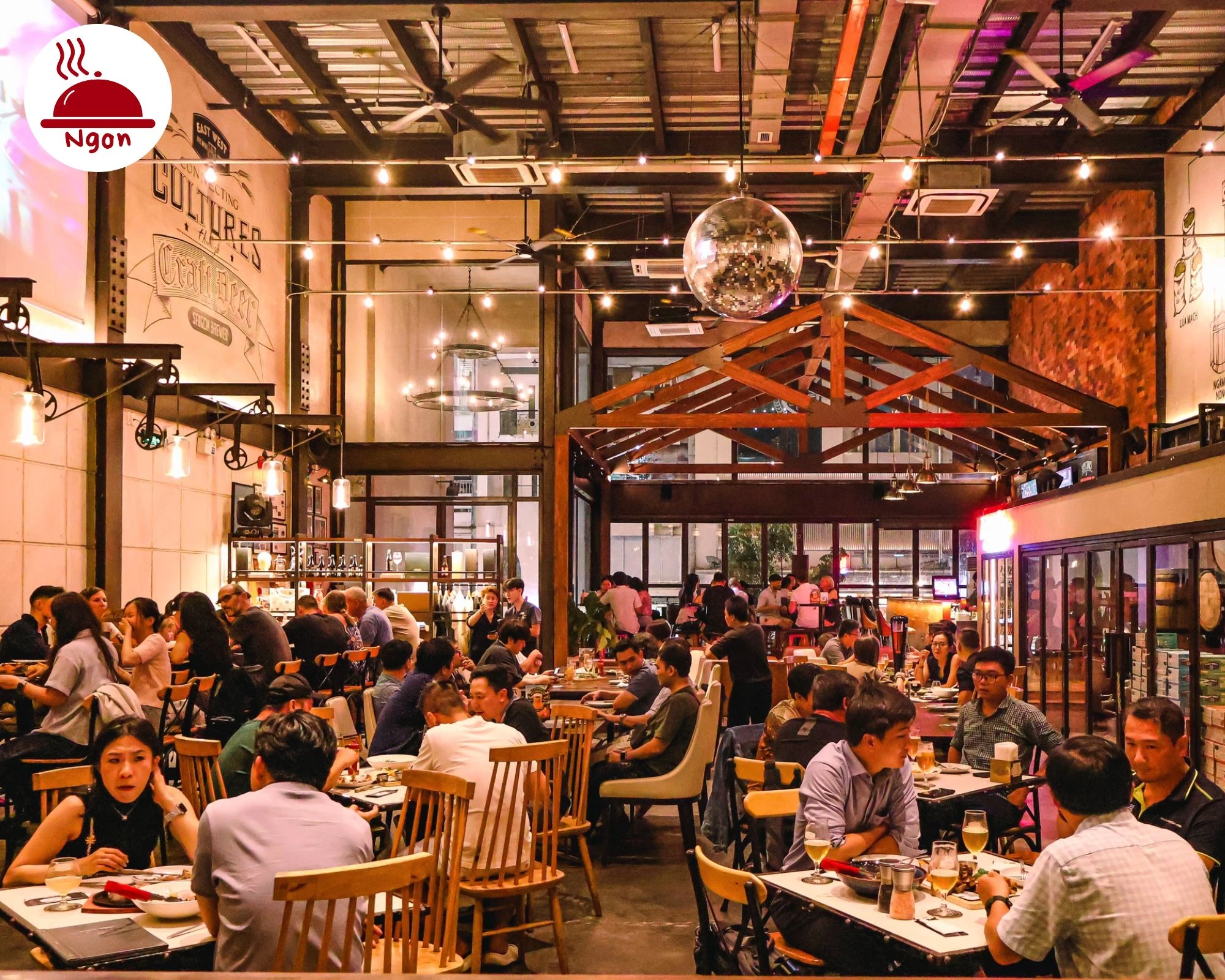 Khung cảnh bên trong East West Brewing Co, nơi kết hợp nhà hàng và xưởng ủ bia thủ công