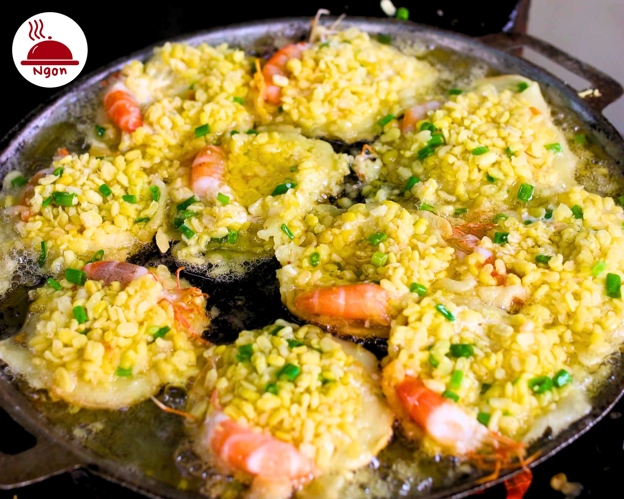 Khuôn bánh khọt với dầu sôi, bánh chín vàng ruộm, nhân tôm và mỡ hành, minh họa cách làm bánh khọt chuẩn vị