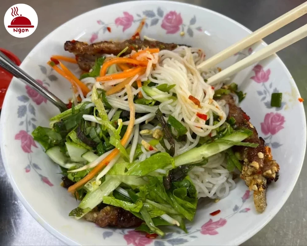 Món bún thịt nướng của quán Bún Thịt Nướng Chị Tuyền