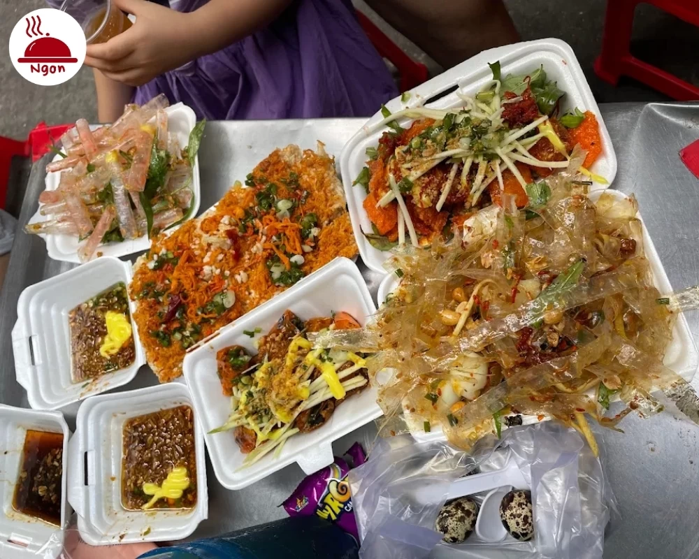 Món bánh tráng trộn của tiệm Bánh Tráng Chị Hương
