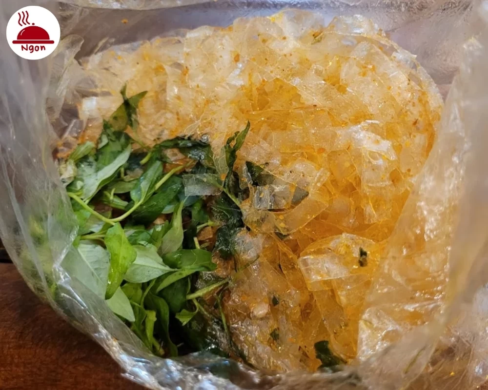 Món bánh tráng trộn của tiệm Bánh Tráng Trộn Cô Năm