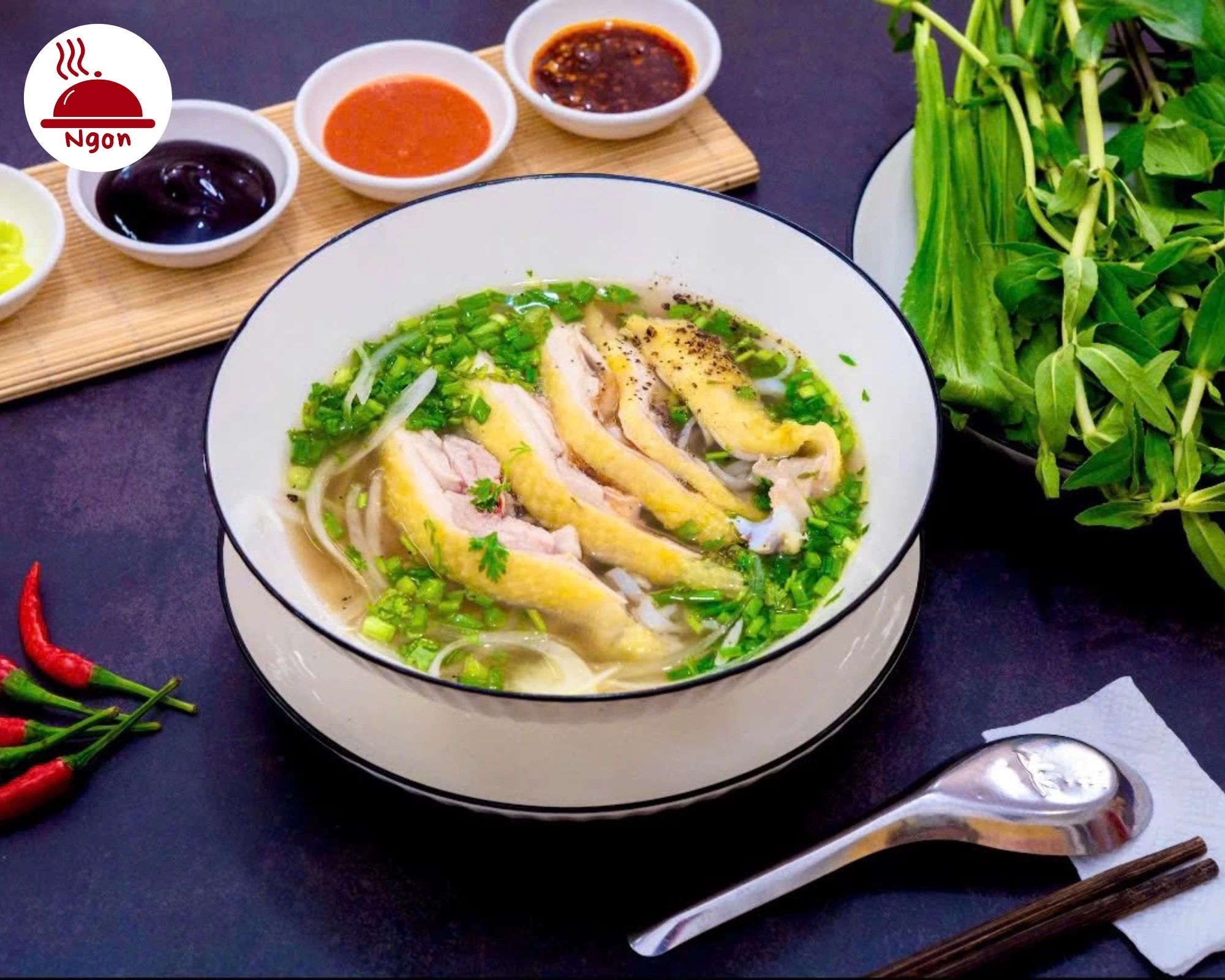 Cận cảnh lớp da gà vàng ươm, săn chắc, rắc chút tiêu cay nồng. Bát phở nóng hổi, mời bạn thưởng thức hương vị trọn vẹn của cách làm phở gà truyền thống