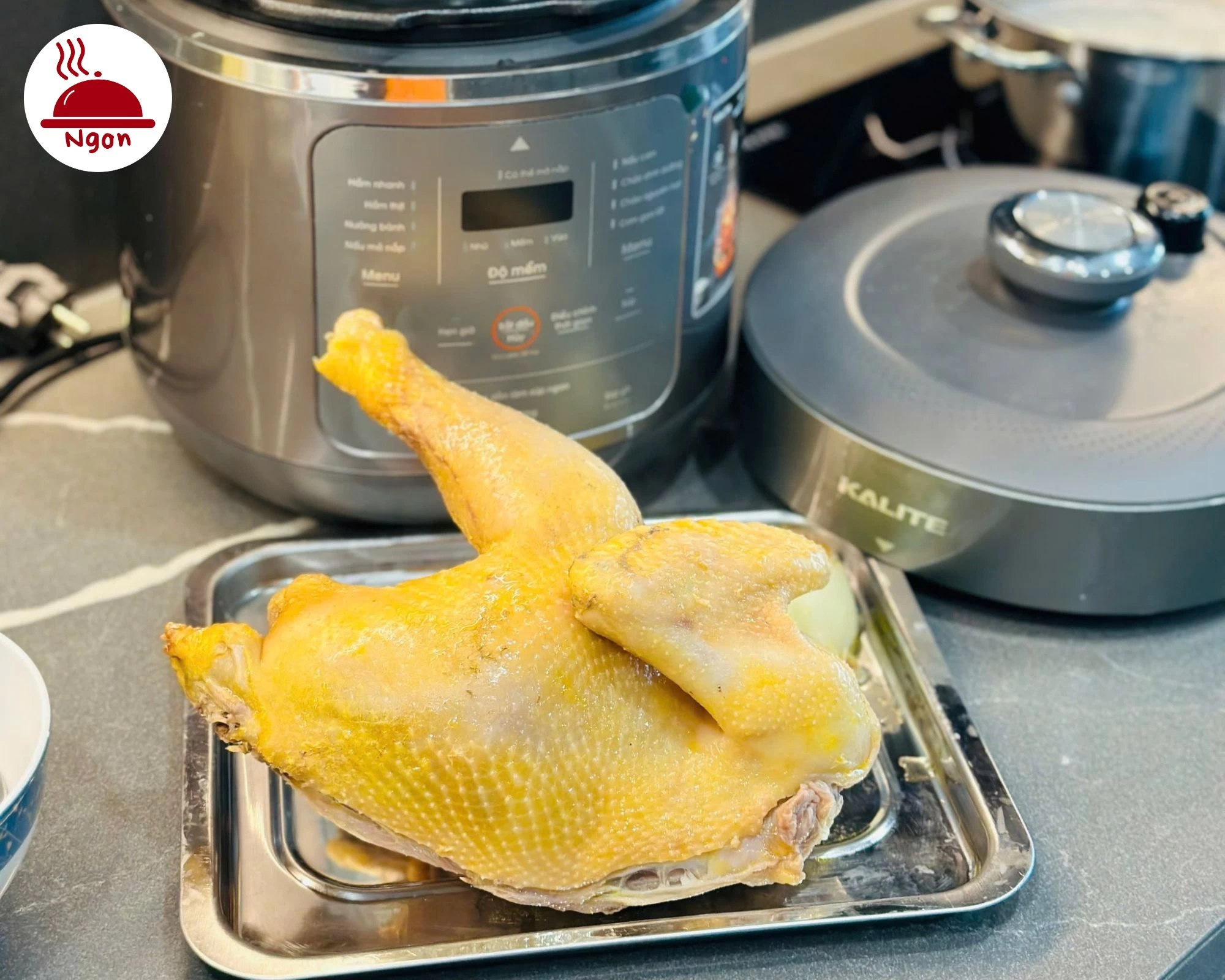 Chặt gà đúng cách giúp thịt không bị nát, đảm bảo thẩm mỹ cho tô phở theo cách làm phở gà