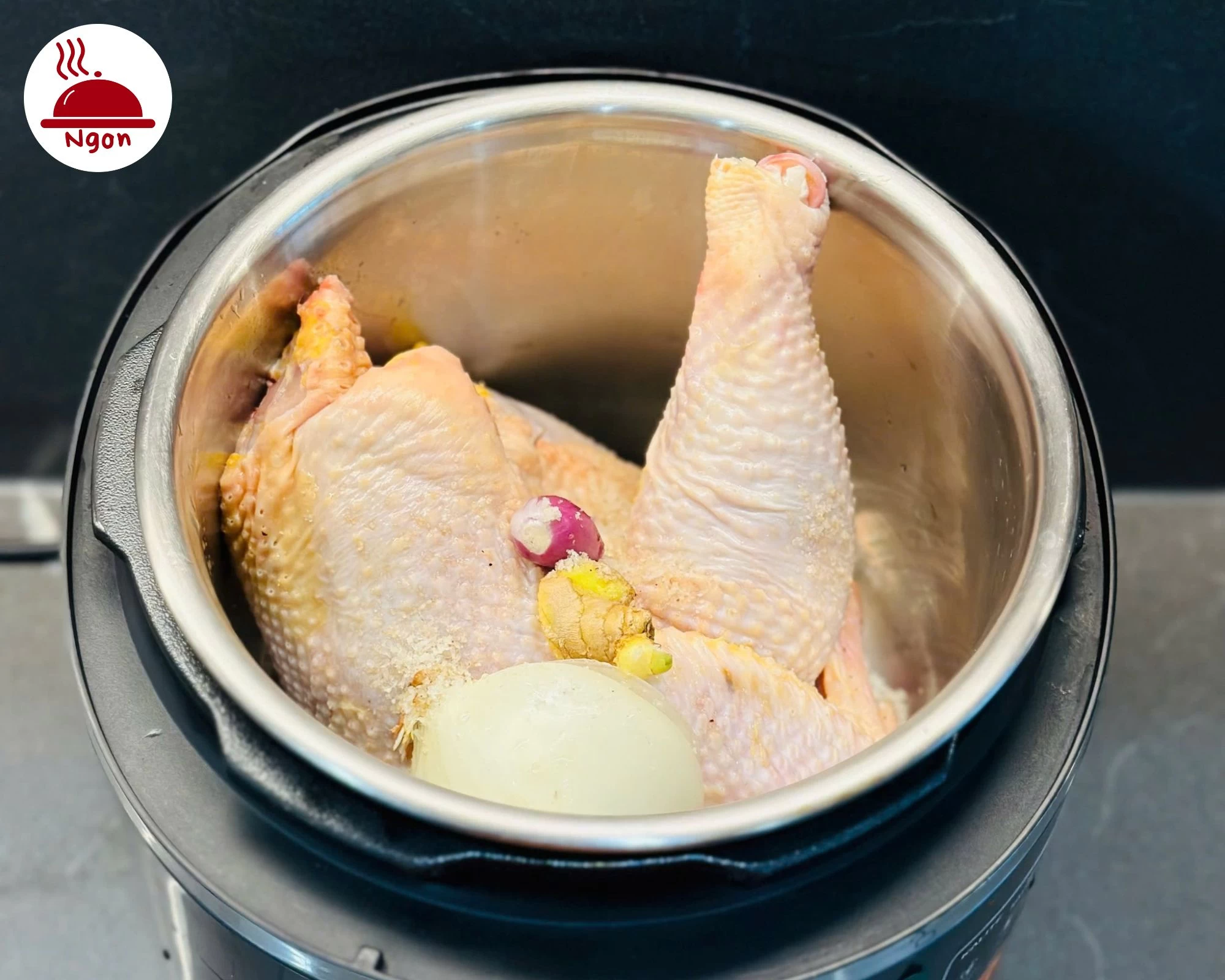 Đây là hình ảnh giai đoạn đầu của cách làm phở gà, khi gà và gia vị đã sẵn sàng để ninh nước dùng