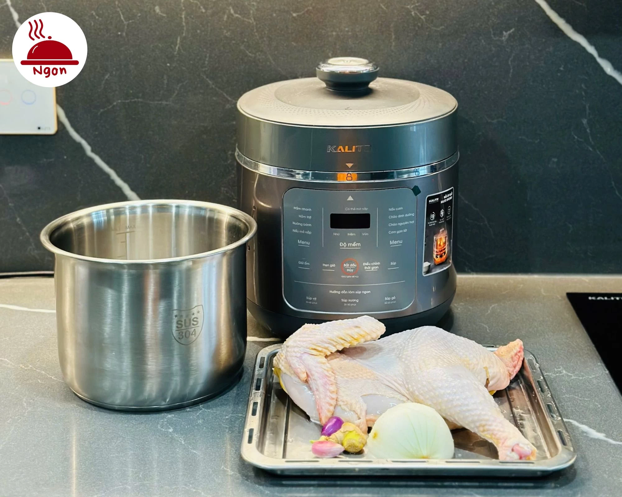 Hình ảnh sơ chế nguyên liệu cơ bản giúp bạn hiểu rõ hơn cách làm phở gà đúng chuẩn ngay tại nhà