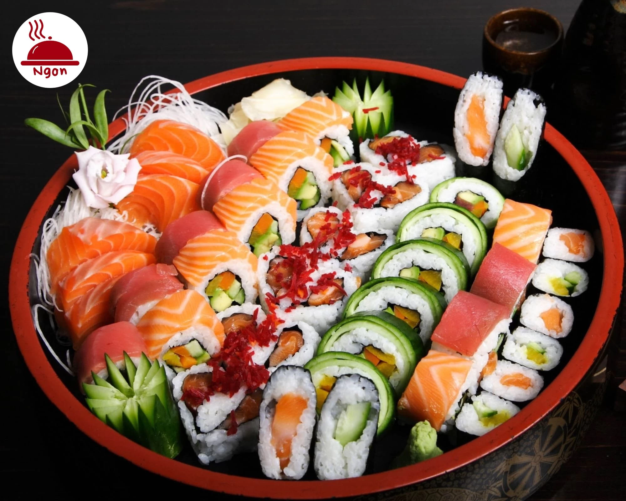 Khám phá thực đơn đồ sộ từ Sashimi cá hồi, cá ngừ tươi rói đến các loại sushi trứng chuồn và sò đỏ thượng hạng tại nhà hàng sushi Sushi House