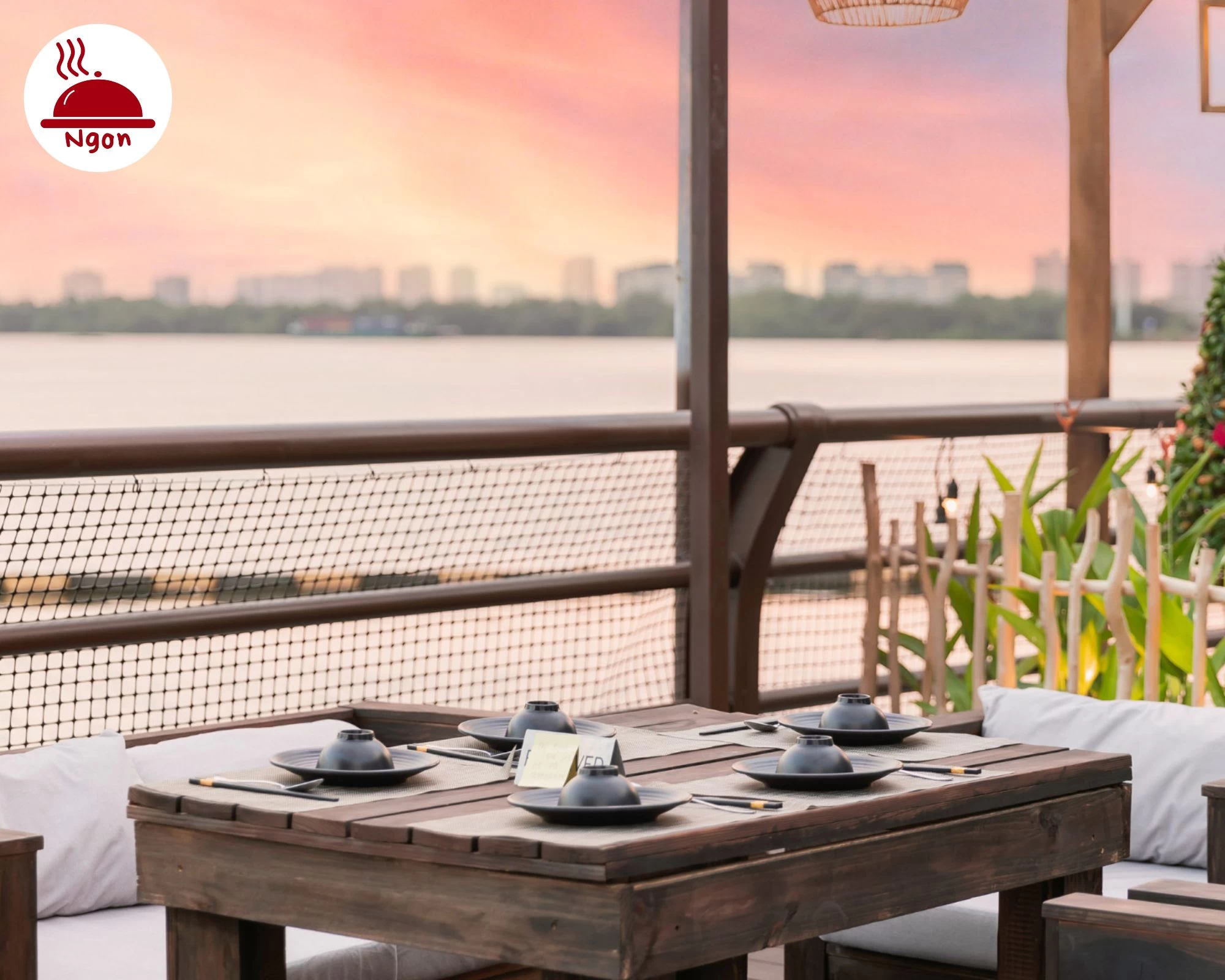 Không gian ngoài trời tại Boat House - nhà hàng view sông Sài Gòn Quận 2 lãng mạn lúc hoàng hôn