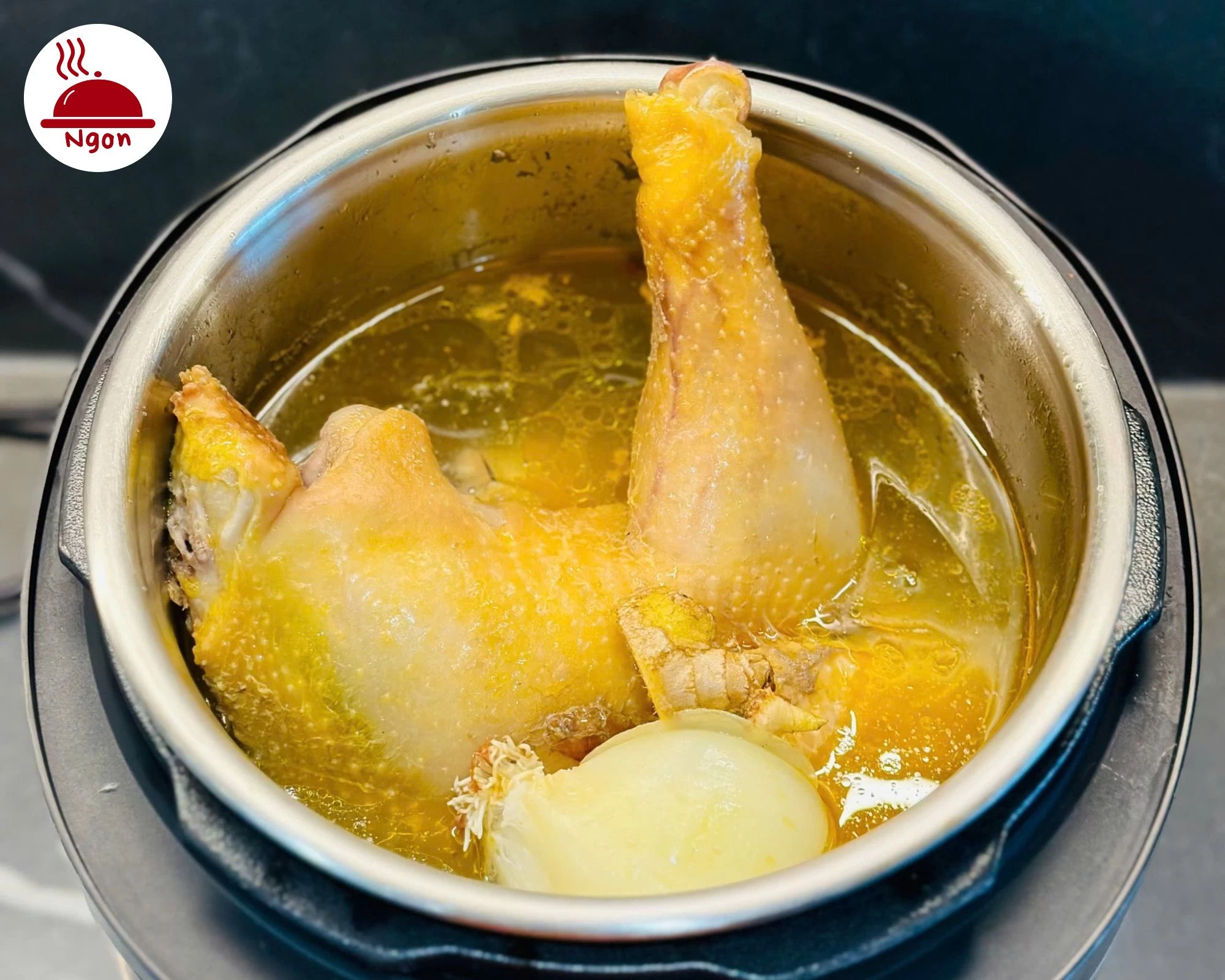 Quá trình hầm gà giúp nước dùng ngọt tự nhiên, quyết định chất lượng món ăn trong cách làm phở gà