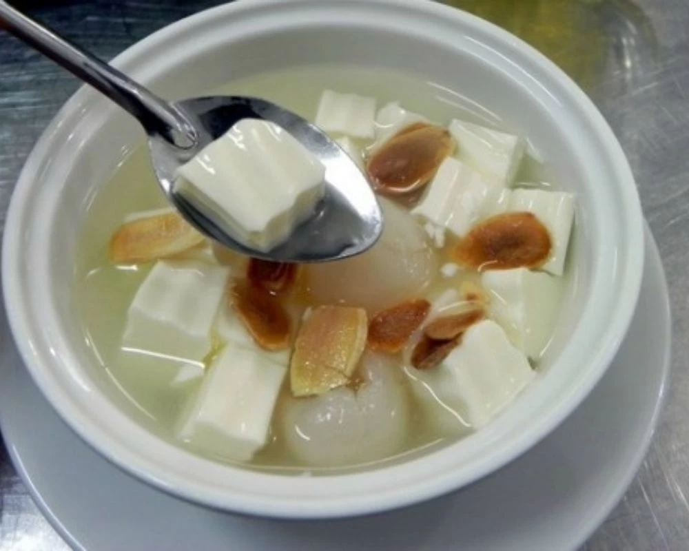 Chè khúc bạch với topping màu trắng