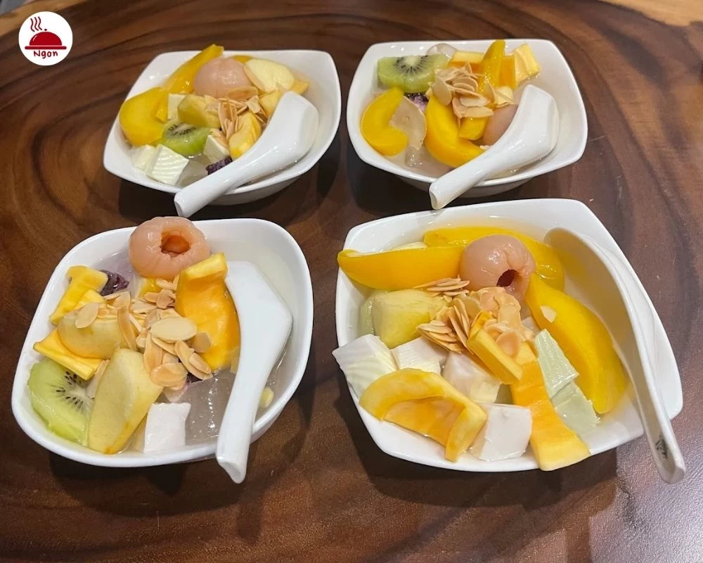 Chén chè khúc bạch có topping đầy ụ