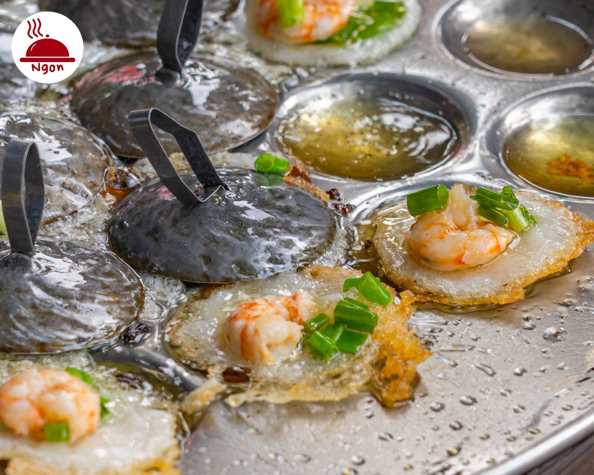 Công đoạn đổ bánh khọt