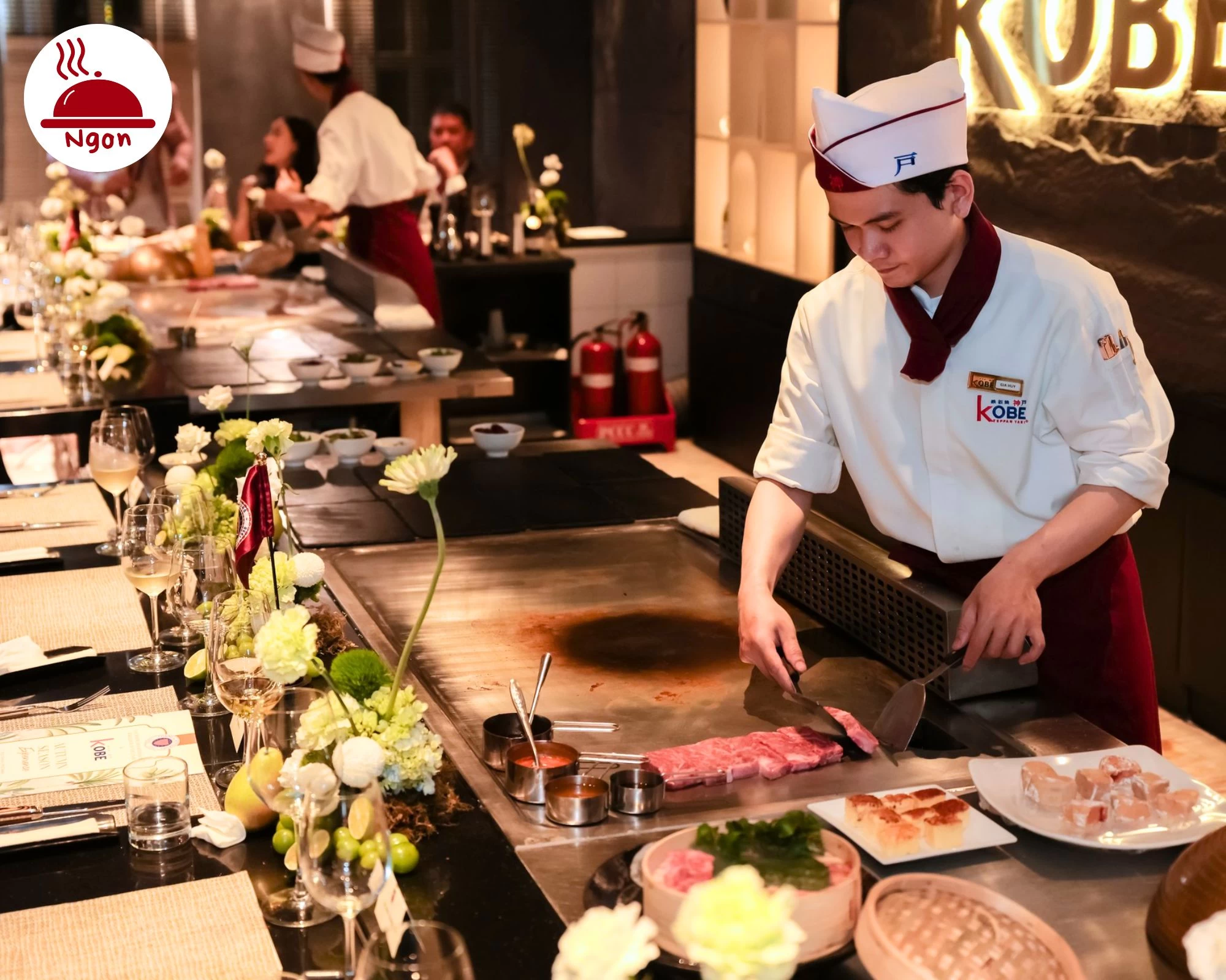 Đầu bếp biểu diễn nướng bò trực tiếp tại quán bò Wagyu ở Sài Gòn phong cách Teppanyaki
