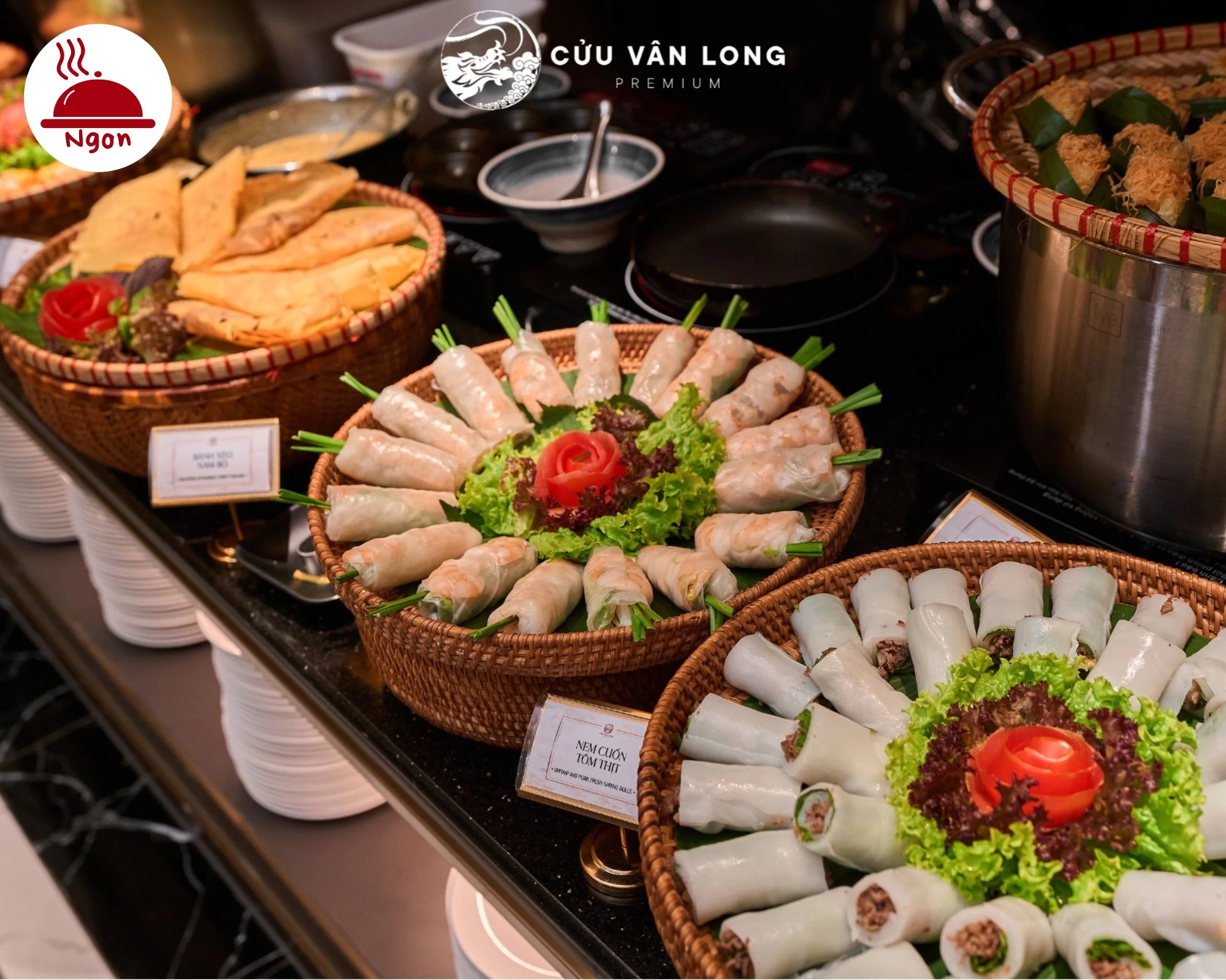 Các món bánh truyền thống Việt Nam bày trí đẹp mắt tại Buffet Cửu Vân Long Premium