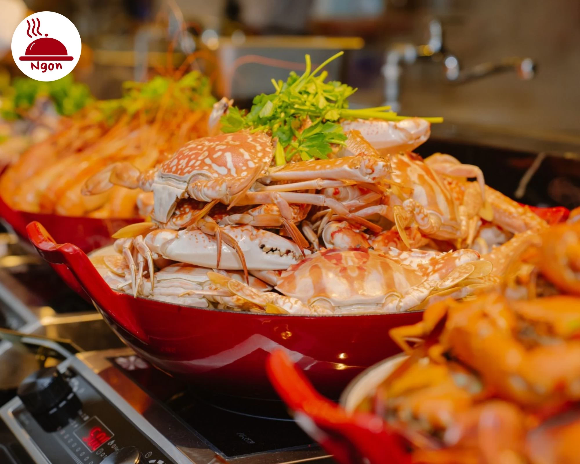 Hải sản ghẹ biển hấp nóng hổi phục vụ tại chỗ Buffet Cửu Vân Long