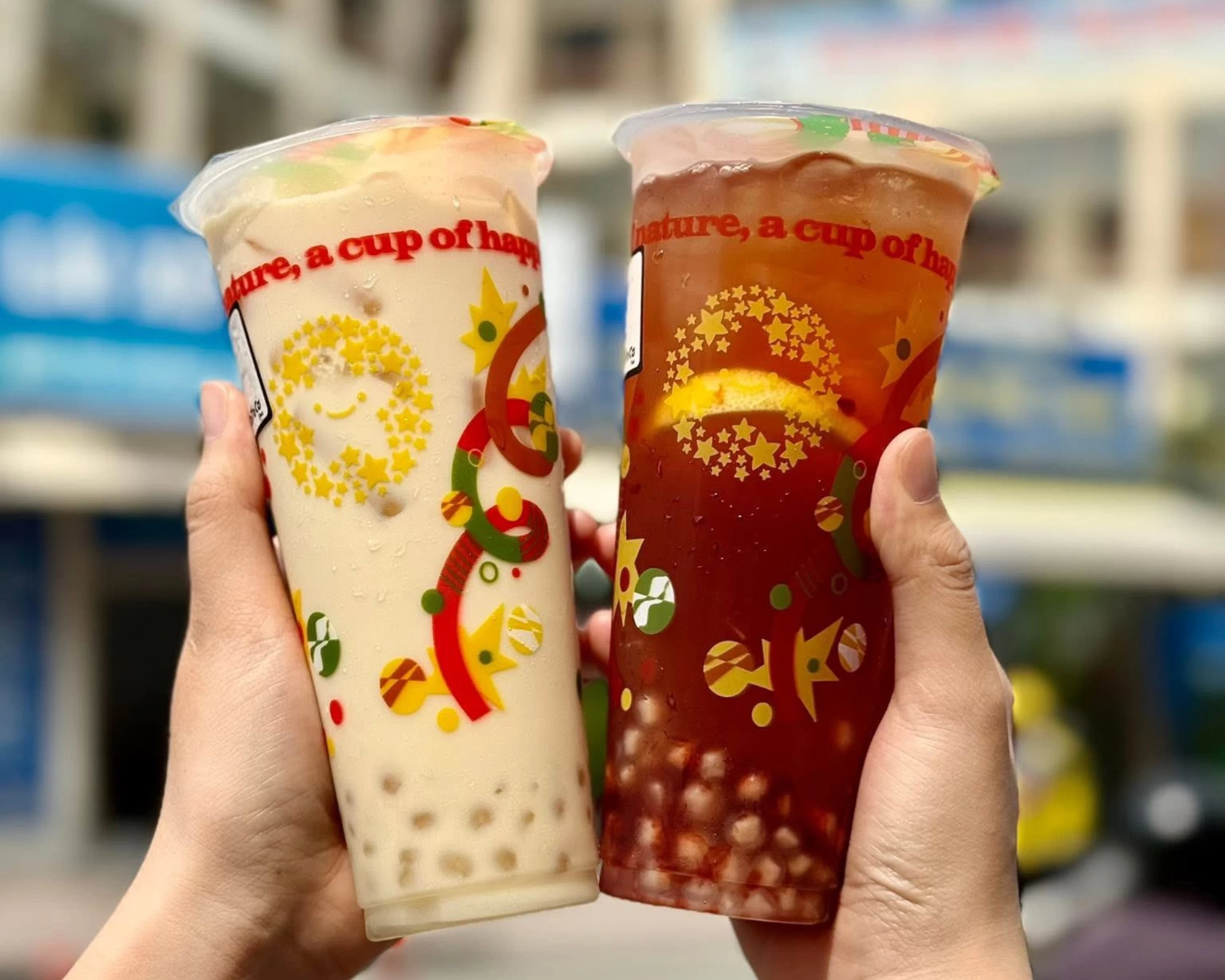 Hai ly trà sữa TocoToco đầy ắp topping trân châu và thạch, món giải nhiệt lý tưởng cho giới trẻ