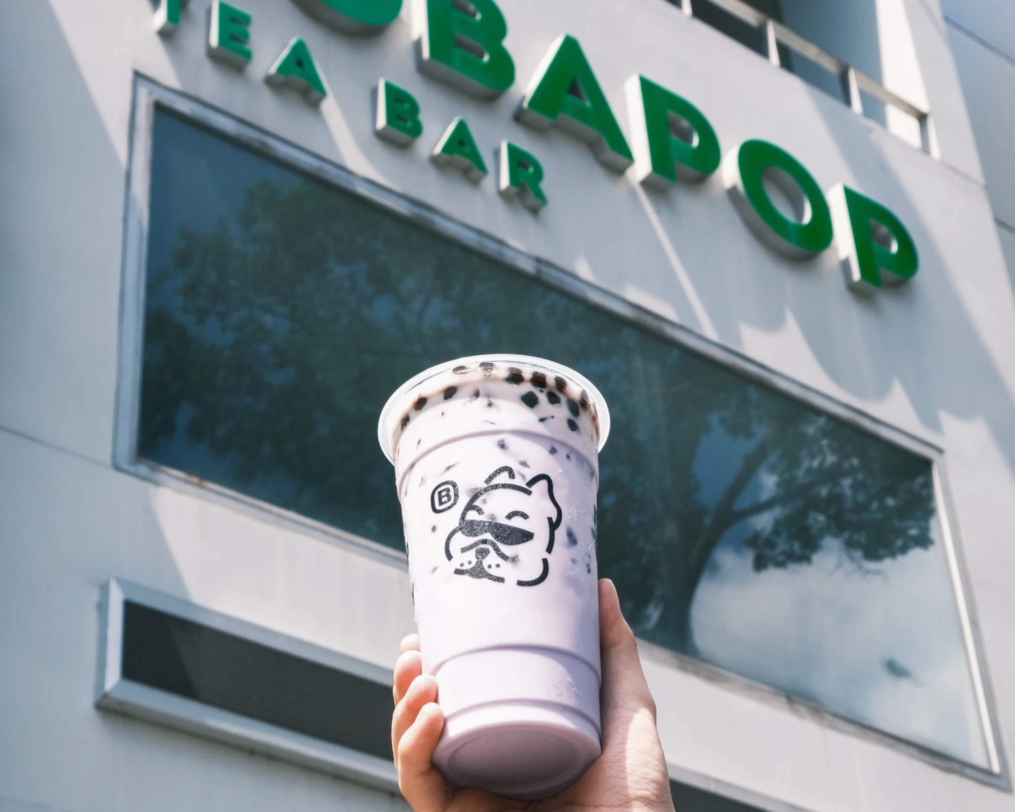 Ly Trà Sữa Bobapop vị khoai môn thơm ngon với topping trân châu đen dai mềm, thức uống giải nhiệt yêu thích của giới trẻ