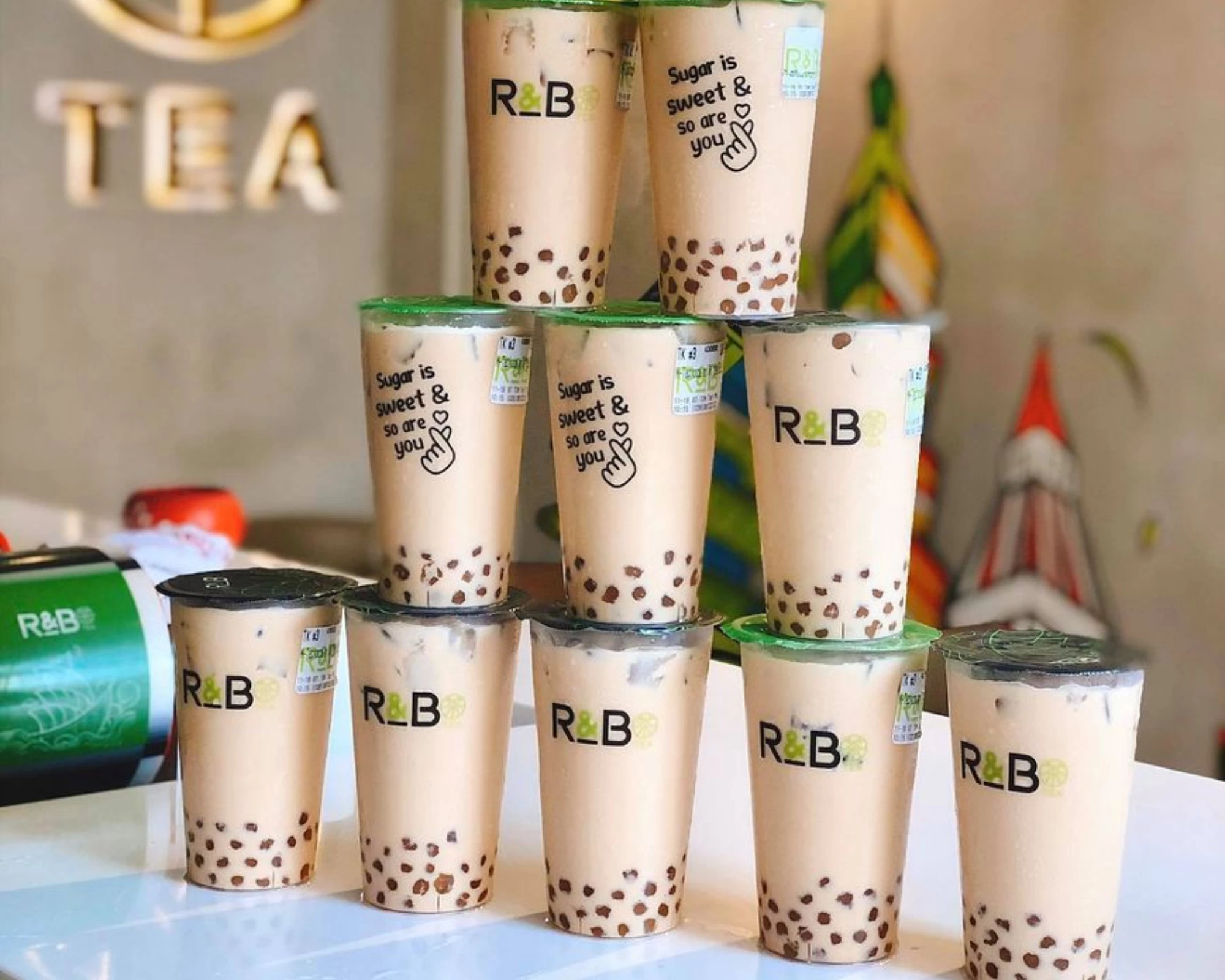 R&B Tea Quận 1 - Thương hiệu trà sữa nổi tiếng với menu đa dạng từ lục trà sữa đến ngũ cốc kem béo