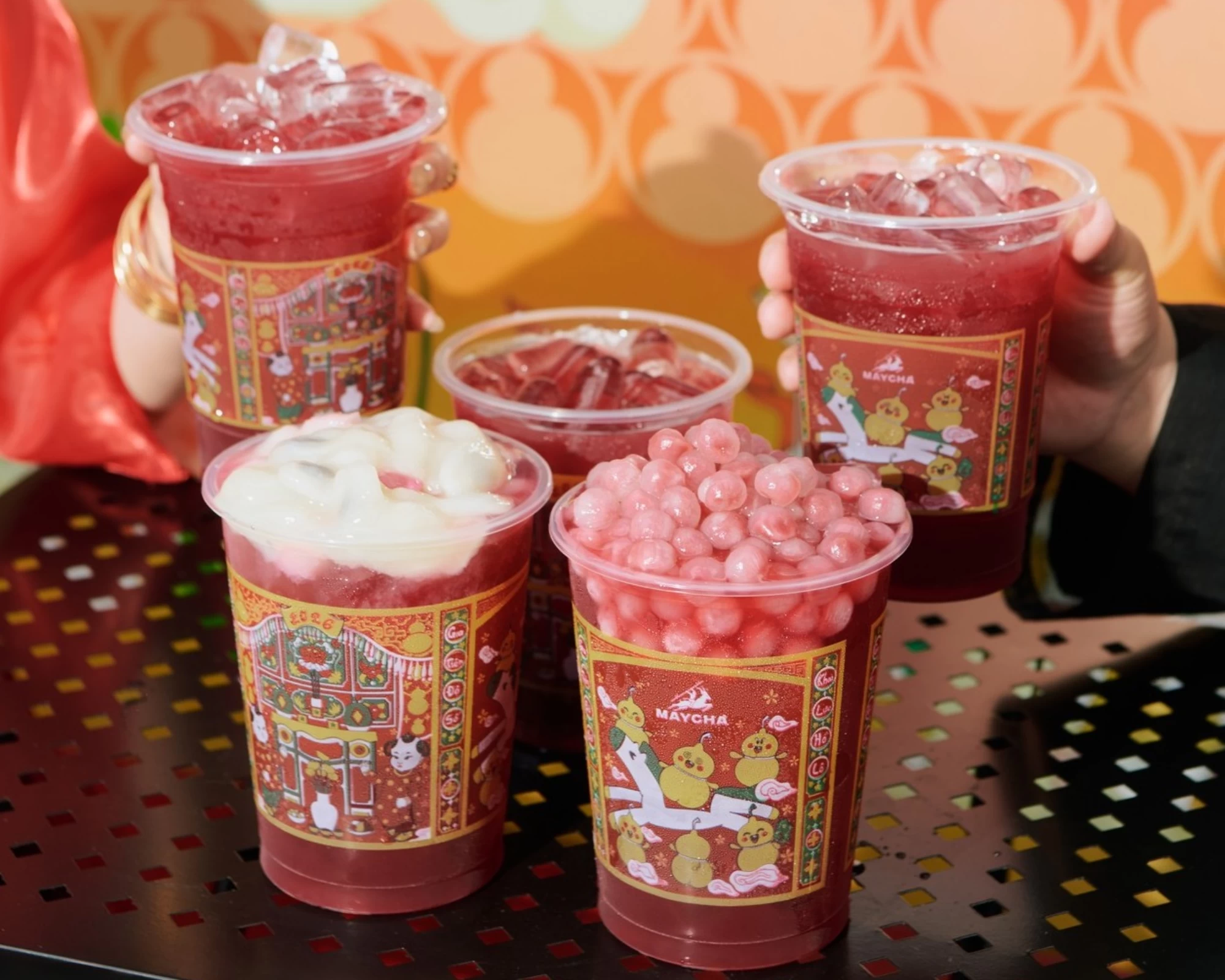 Trà Cận cảnh ly trà sữa MayCha đầy ắp trân châu tuyết và váng sữa béo ngậy, lựa chọn hàng đầu của giới trẻ MayCha