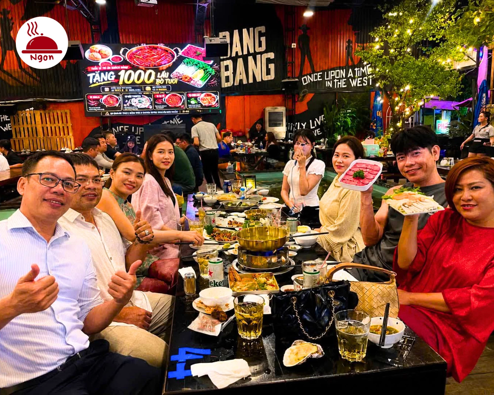 Không khí náo nhiệt tại Lộ Thiên Quán quận 7 với màn hình lớn và không gian mở thoáng đãng cùng tiếng cười rộn rã