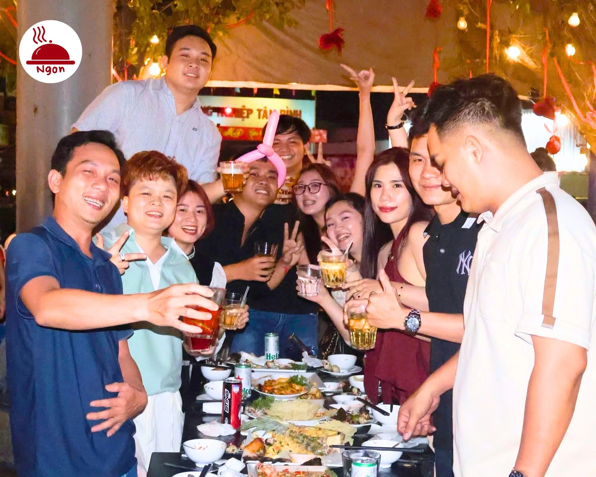 Lộ Thiên Quán Tân Bình không gian ấm cúng với đèn lồng và trang trí trái tim đỏ cho buổi tiệc nhóm bạn