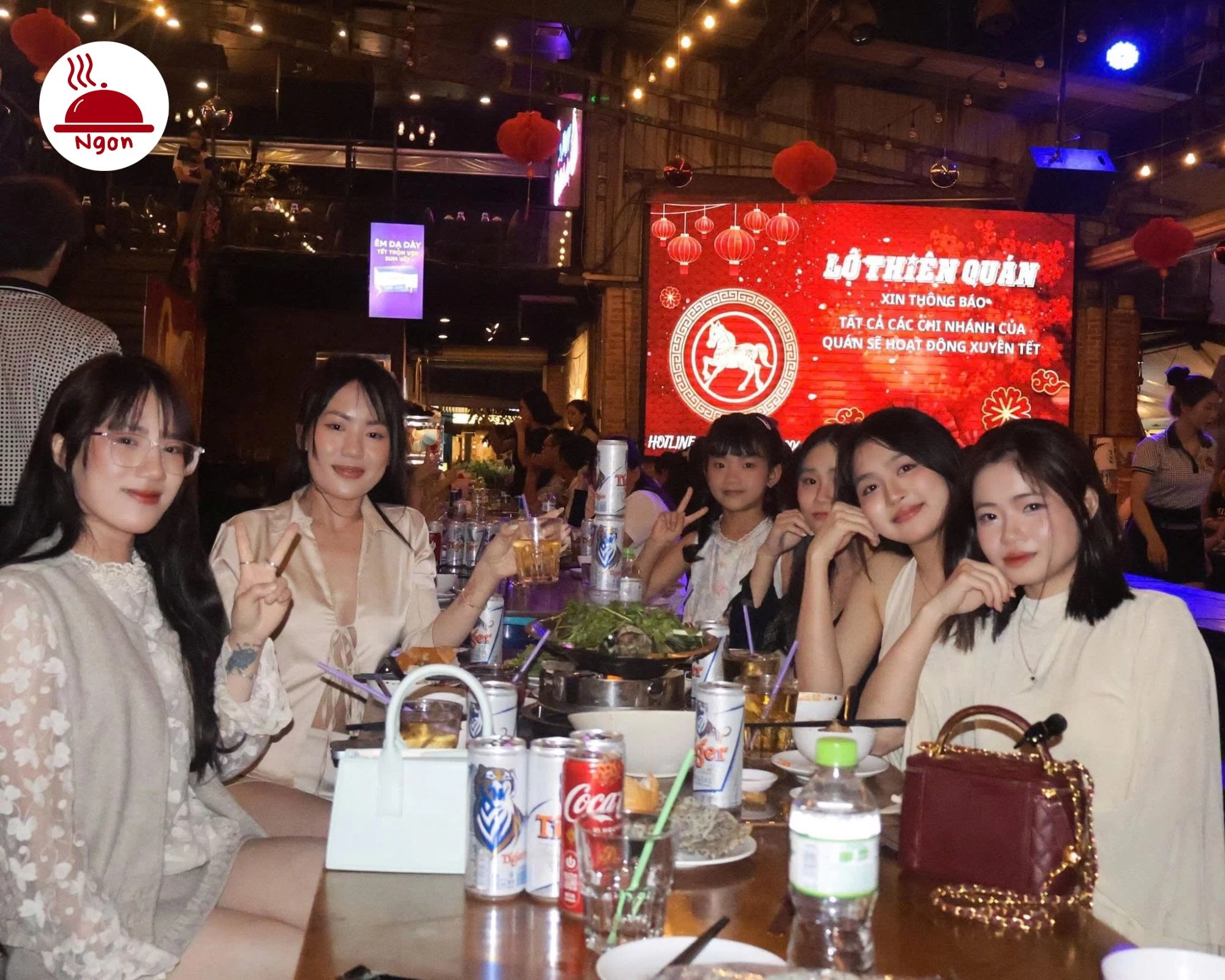Lộ Thiên Quán chi nhánh Gò Vấp nhóm bạn nữ trẻ vui vẻ quây quần bên nồi lẩu và bàn tiệc