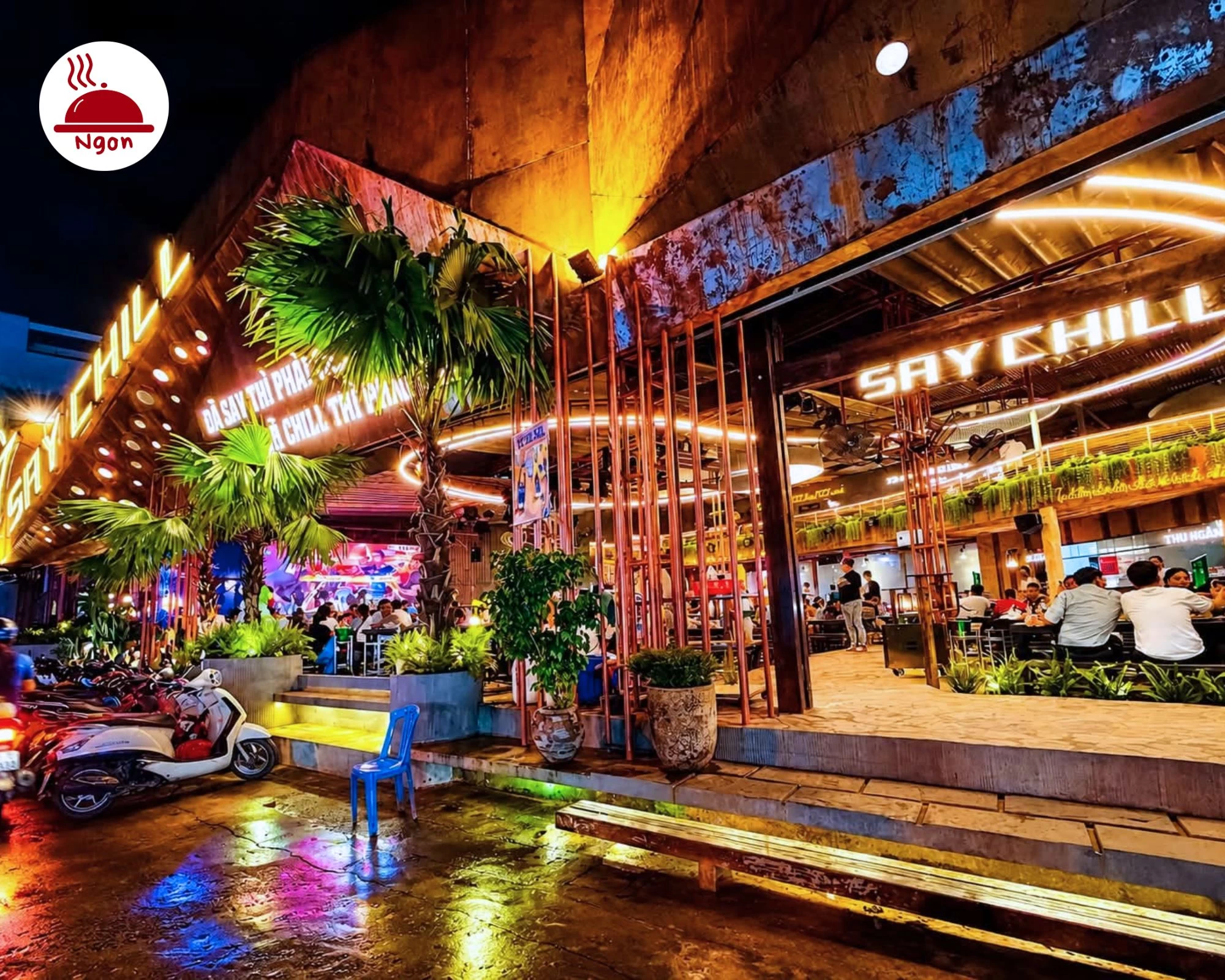 Quán Say Chill đông vui với xe máy tấp nập trước cửa và không khí nhộn nhịp buổi tối