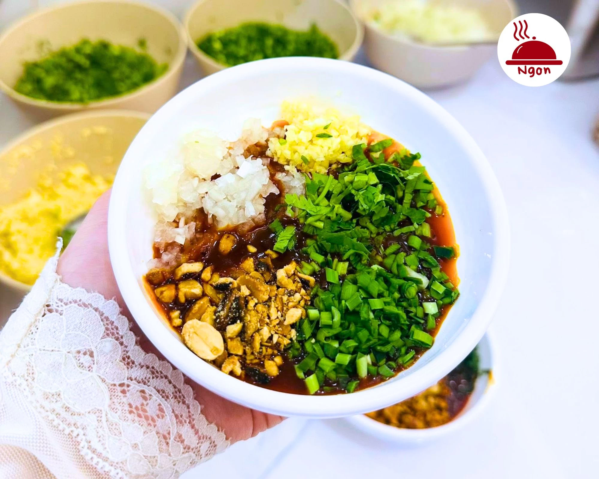 Bí quyết pha chế chén sốt chấm đậm đà kết hợp hoàn hảo cùng các bước trong cách nấu lẩu Tứ Xuyên truyền thống