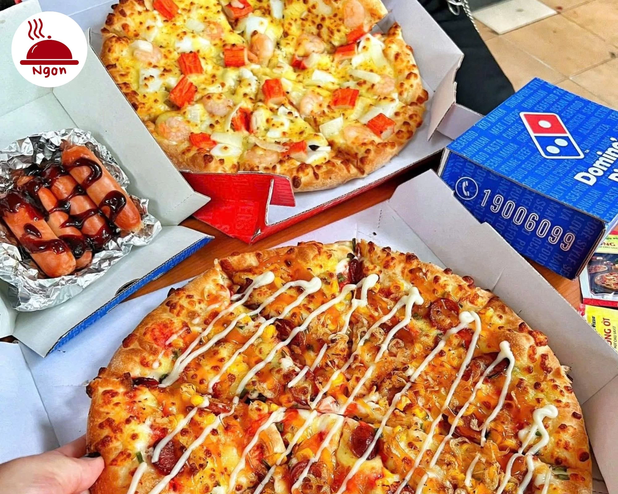 Bữa tiệc thịnh soạn với combo pizza nóng hổi và xúc xích sốt đậm đà từ Domino s Pizza