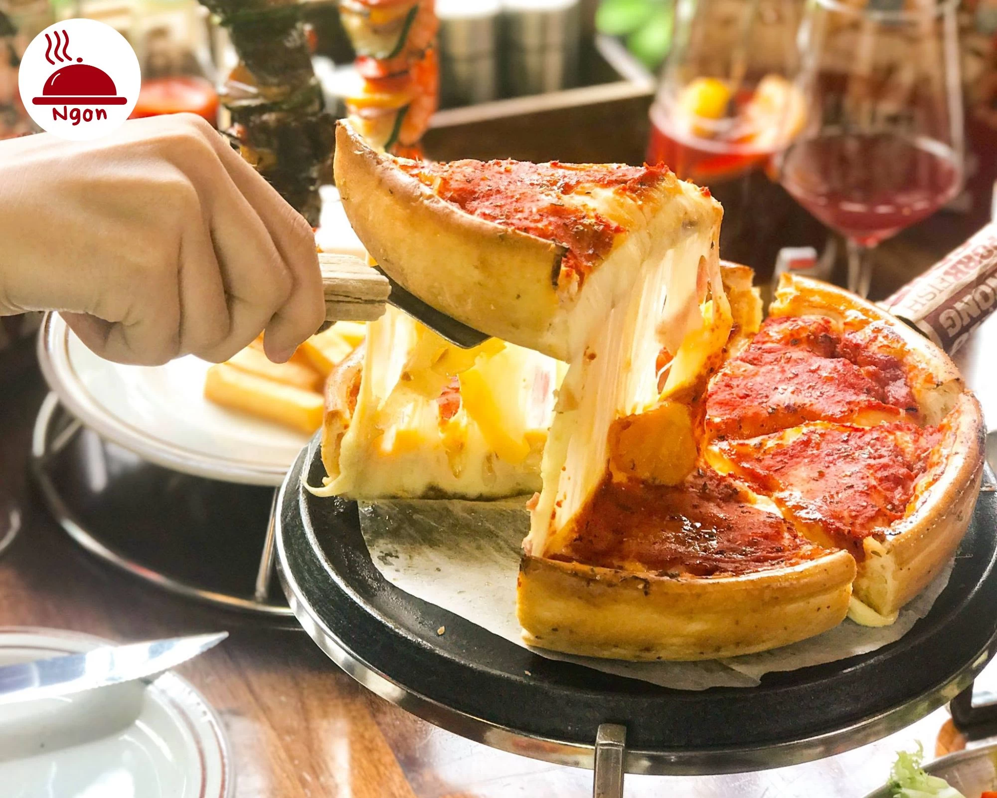 Bữa tiệc vị giác bùng nổ cùng món pizza đế dày nhân ngập phô mai béo ngậy trứ danh tại Cowboy Jack's