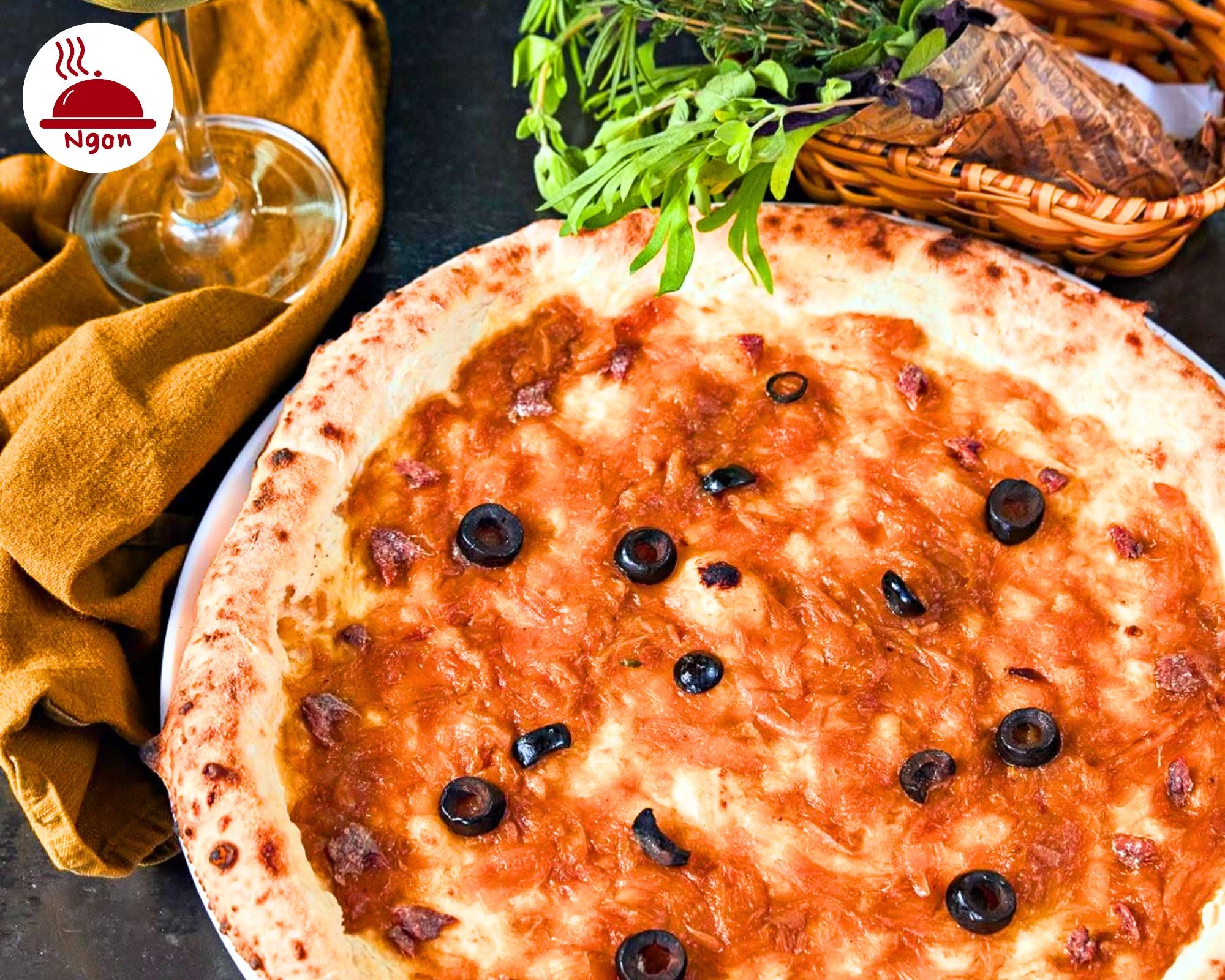 Pizza 4P's phong cách Ý chuẩn vị với sốt đậm đà và ô liu đen hấp dẫn