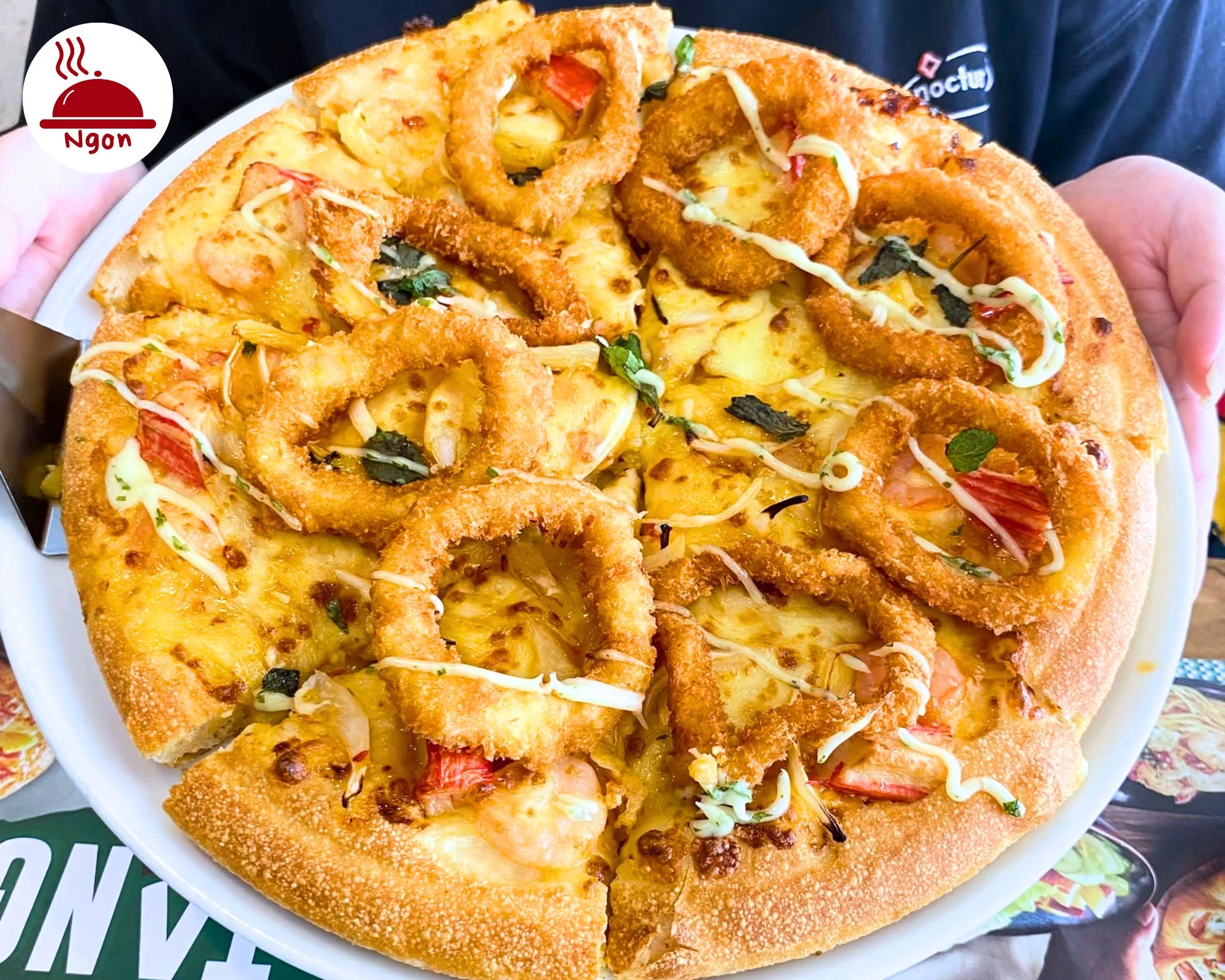 Thưởng thức pizza tại The Pizza Company với lớp phô mai béo ngậy và topping mực khoanh chiên giòn